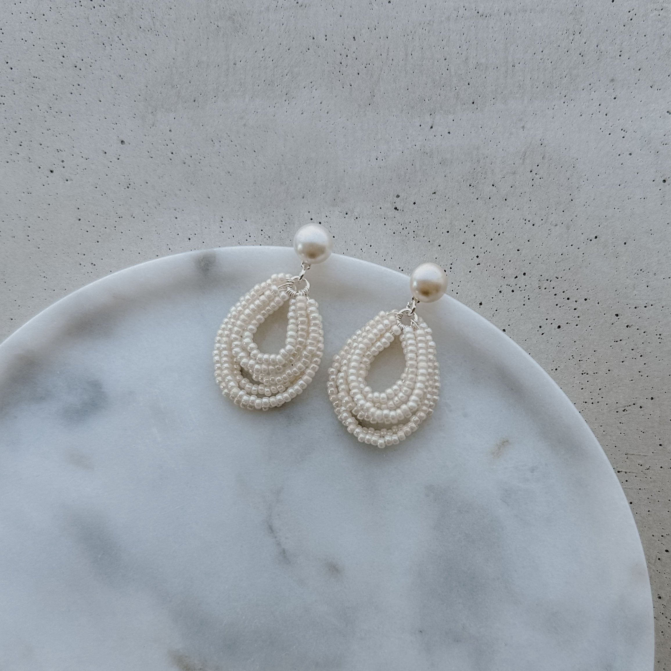 Gigi | Brautohrringe mit kleinen Perlen