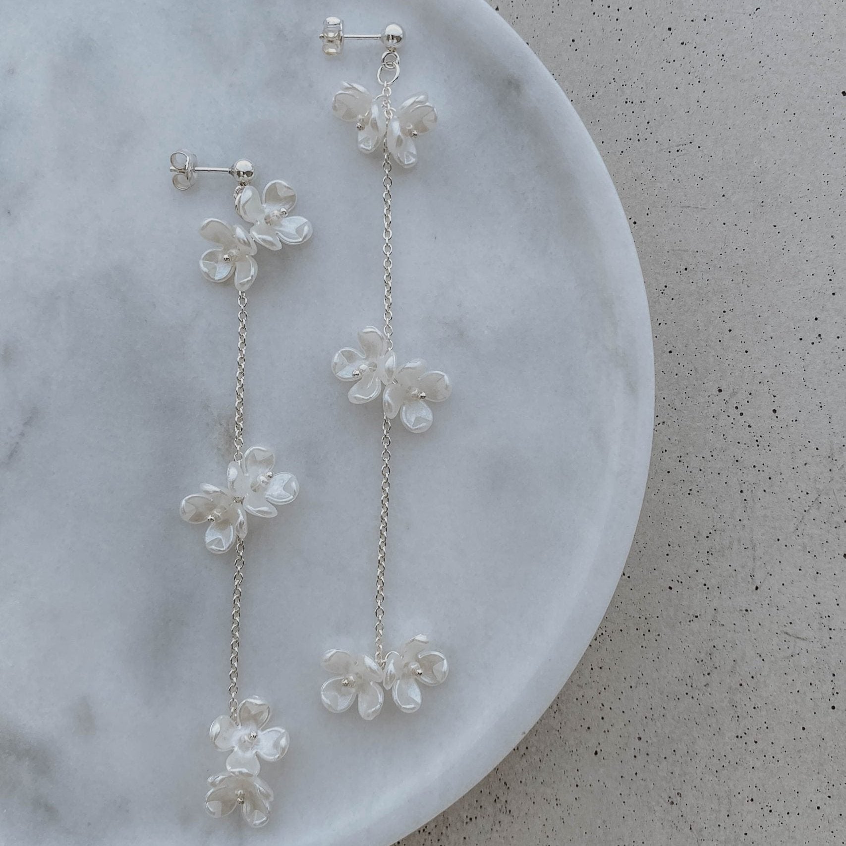 Betty Ohrringe Hochzeit hängend mit Blüten ivory in der Farbe Silber, 22180