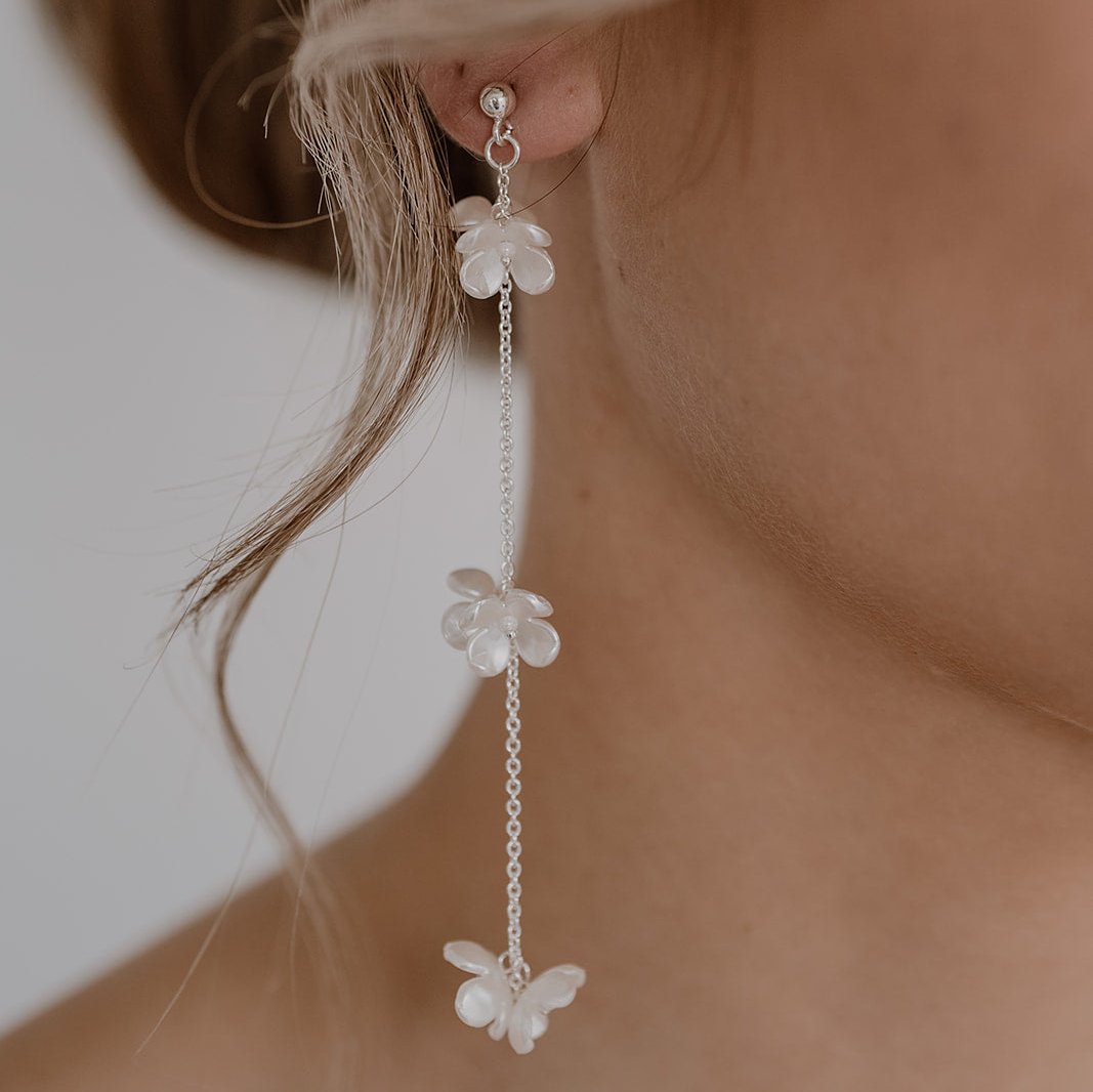 Betty Ohrringe Hochzeit hängend mit Blüten ivory in der Farbe Silber, 22180