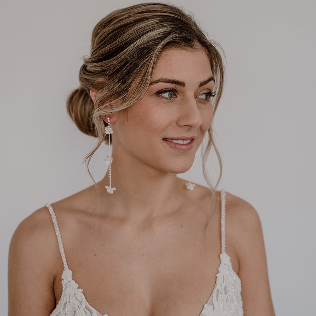 Betty Ohrringe Hochzeit hängend mit Blüten ivory in der Farbe Silber, 22180