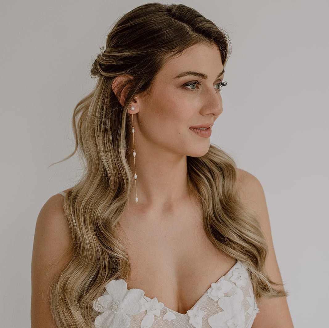 Maeve Brautohrringe hängend mit Perlen lang in der Farbe Gold, 23206