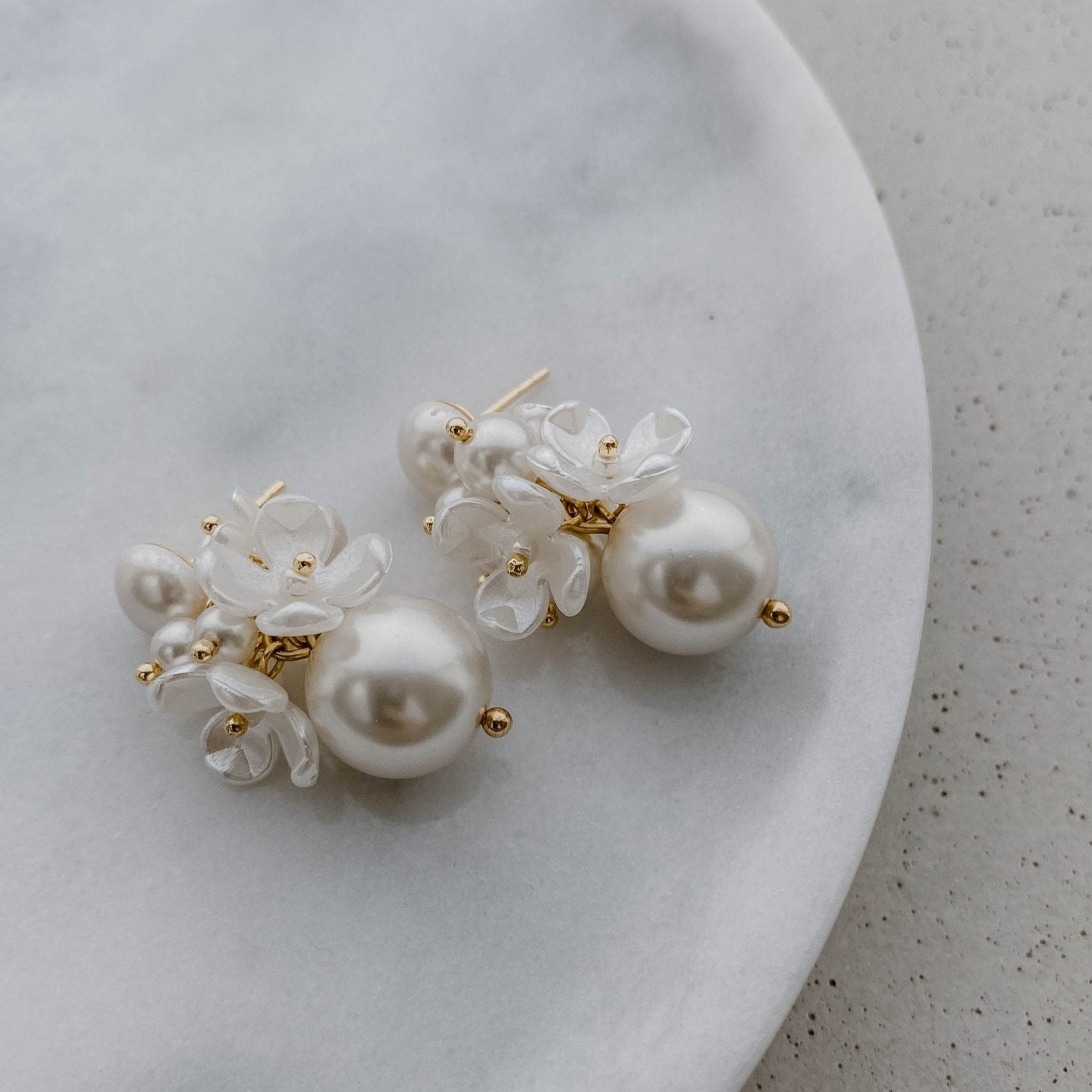 Sofie Brautohrringe mit Perlen und Blüten in der Farbe Gold, 22188