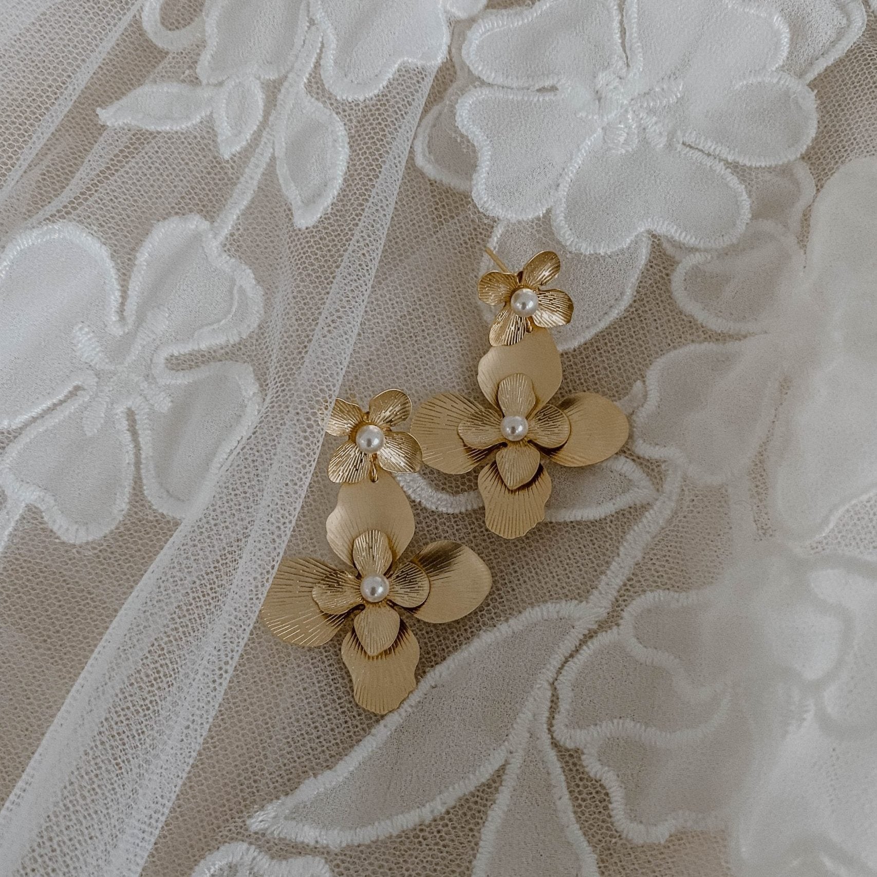 Vika Statement Ohrringe Hochzeit mit Blüten in der Farbe Gold, 22216