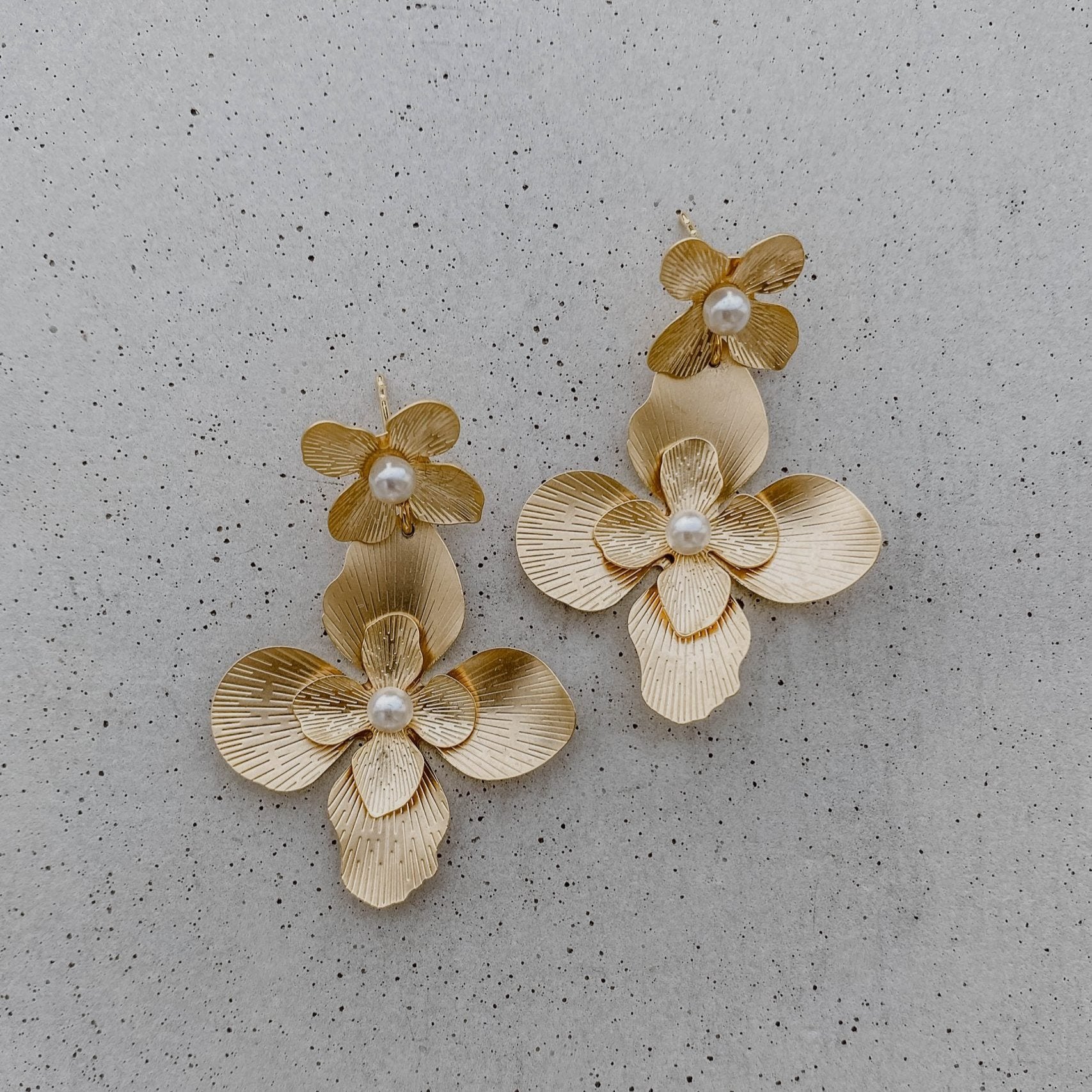 Vika Statement Ohrringe Hochzeit mit Blüten in der Farbe Gold, 22216