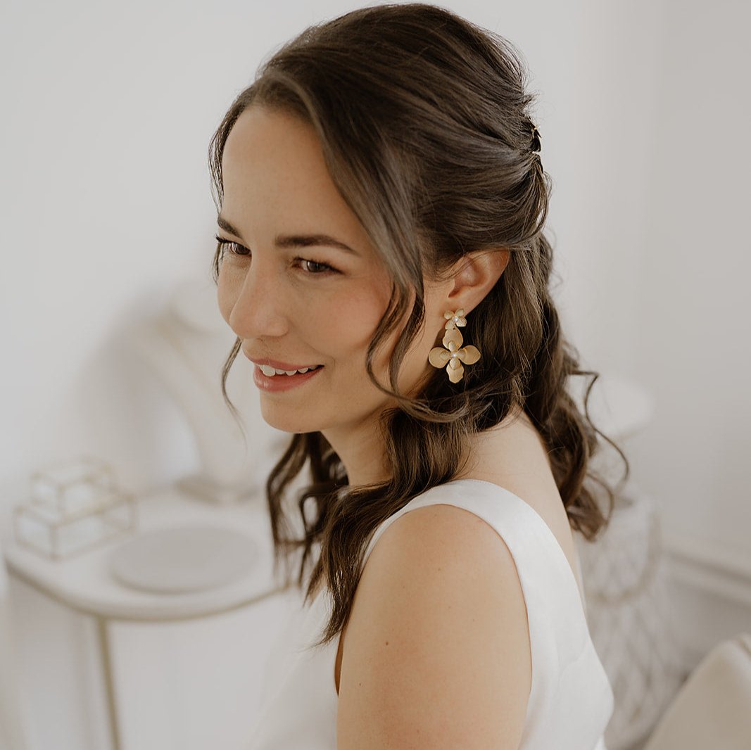 Vika Statement Ohrringe Hochzeit mit Blüten in der Farbe Gold, 22216