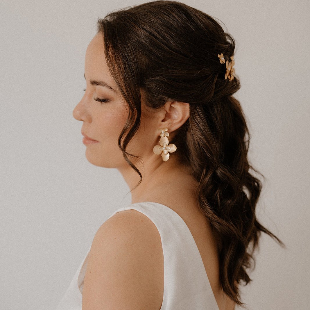Vika Statement Ohrringe Hochzeit mit Blüten in der Farbe Gold, 22216