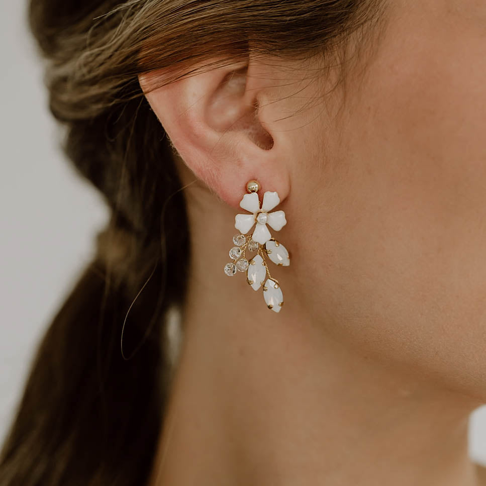 Annelie | Brautohrringe gold mit Blüten und Kristallen