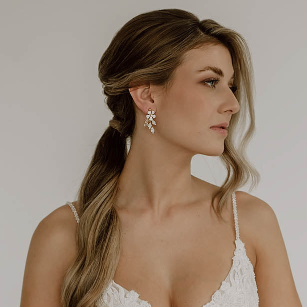 Annelie | Brautohrringe gold mit Blüten und Kristallen