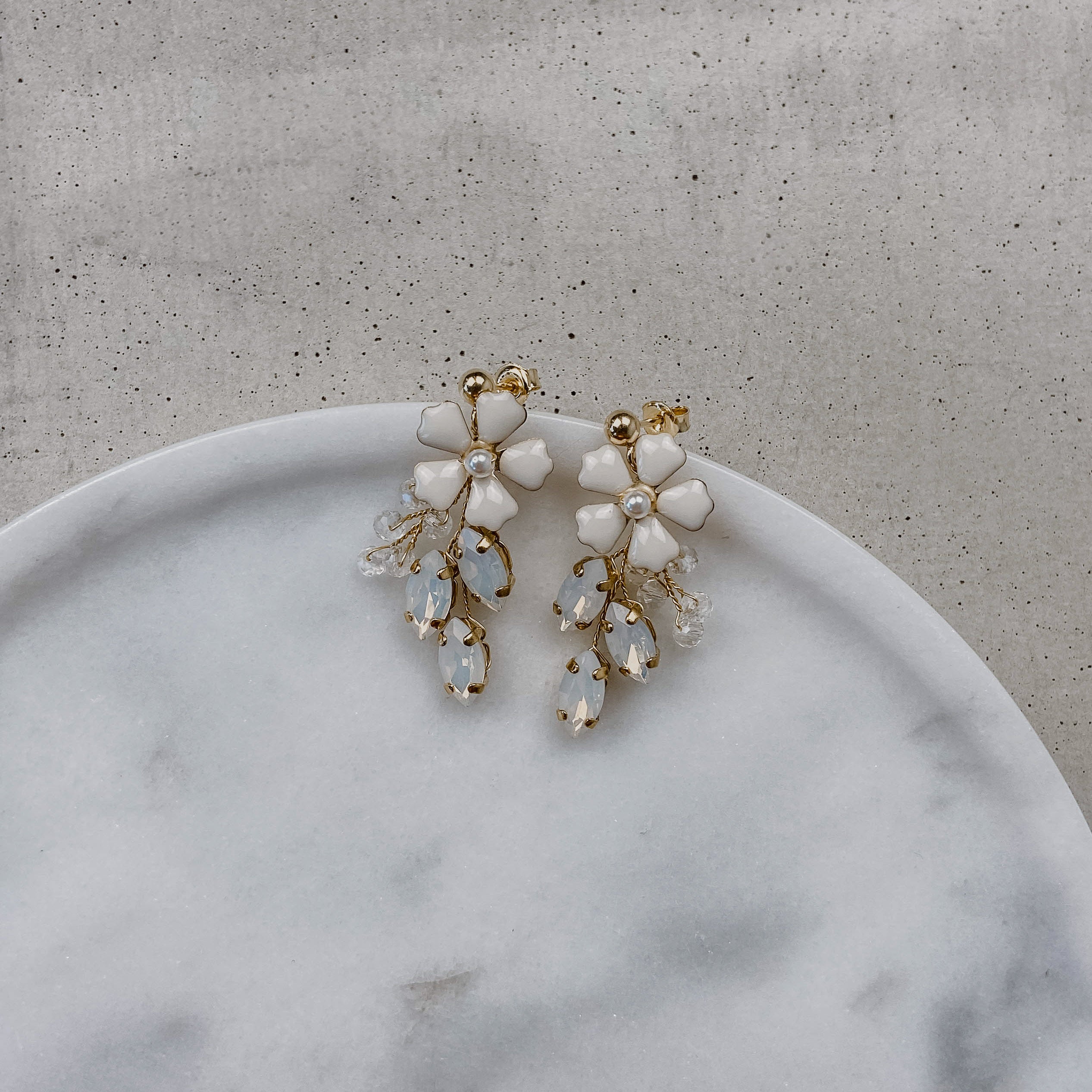 Annelie | Brautohrringe gold mit Blüten und Kristallen