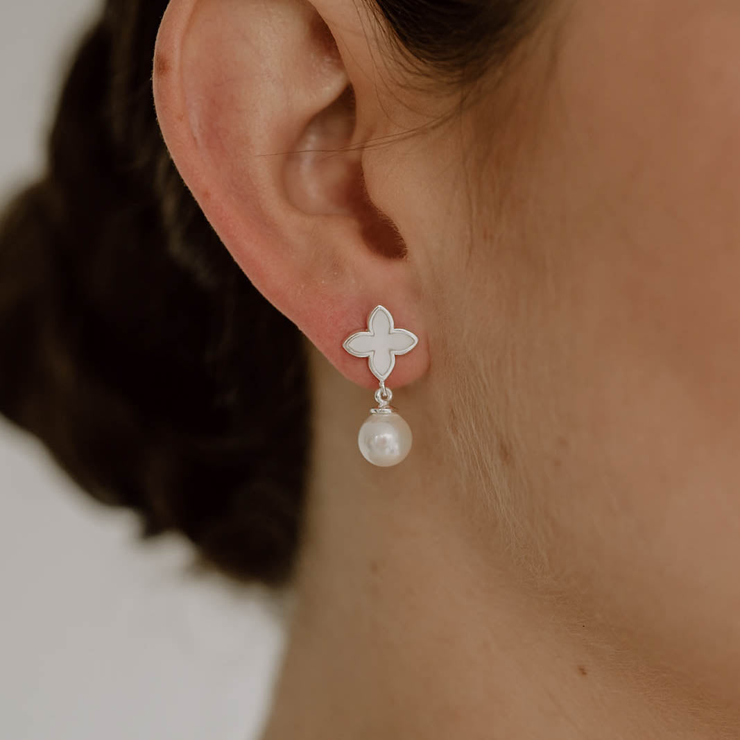 Daisy mit Perle | Ohrringe Hochzeit mit Blüte und Perle