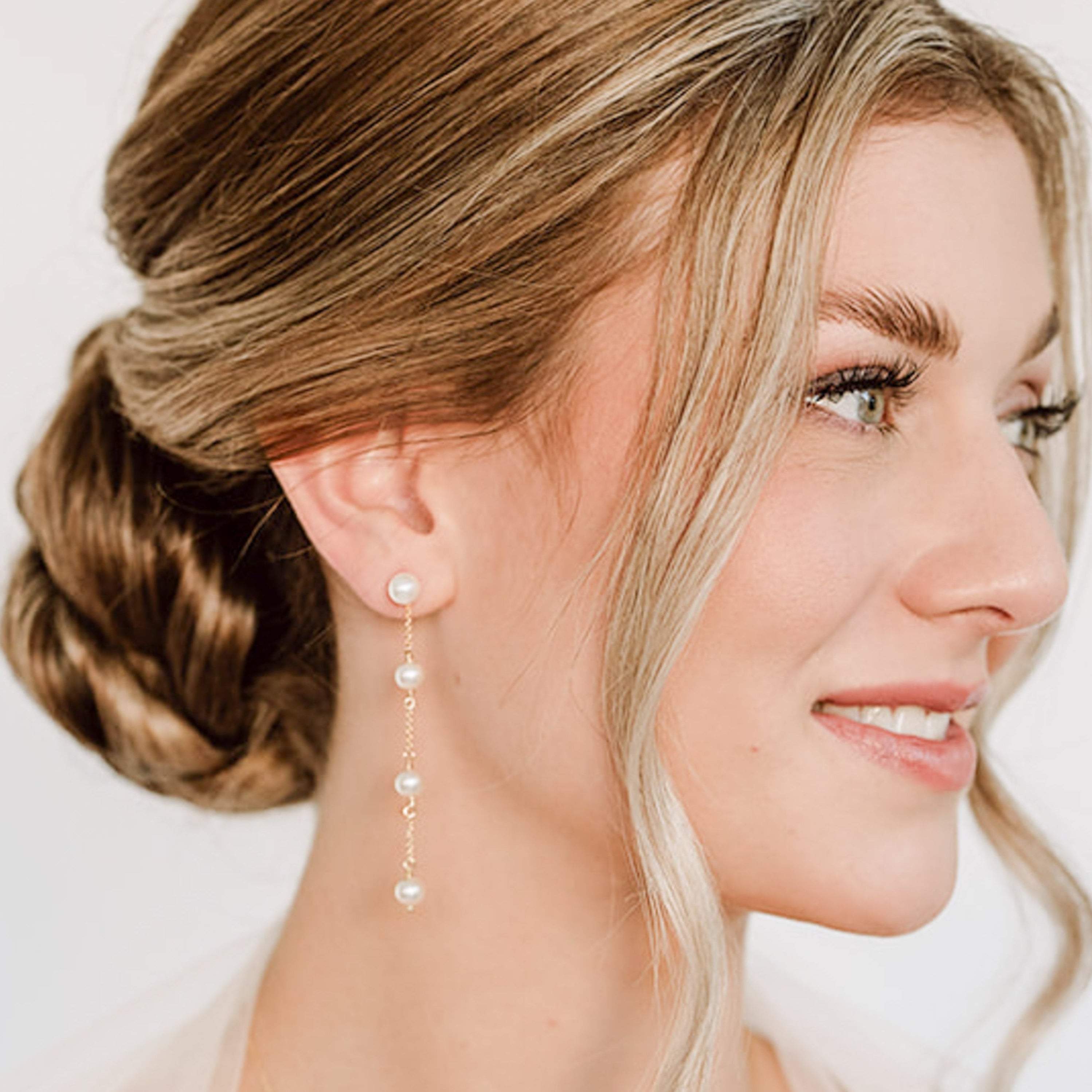 Lola | Ohrringe Hochzeit mit Perlen hängend