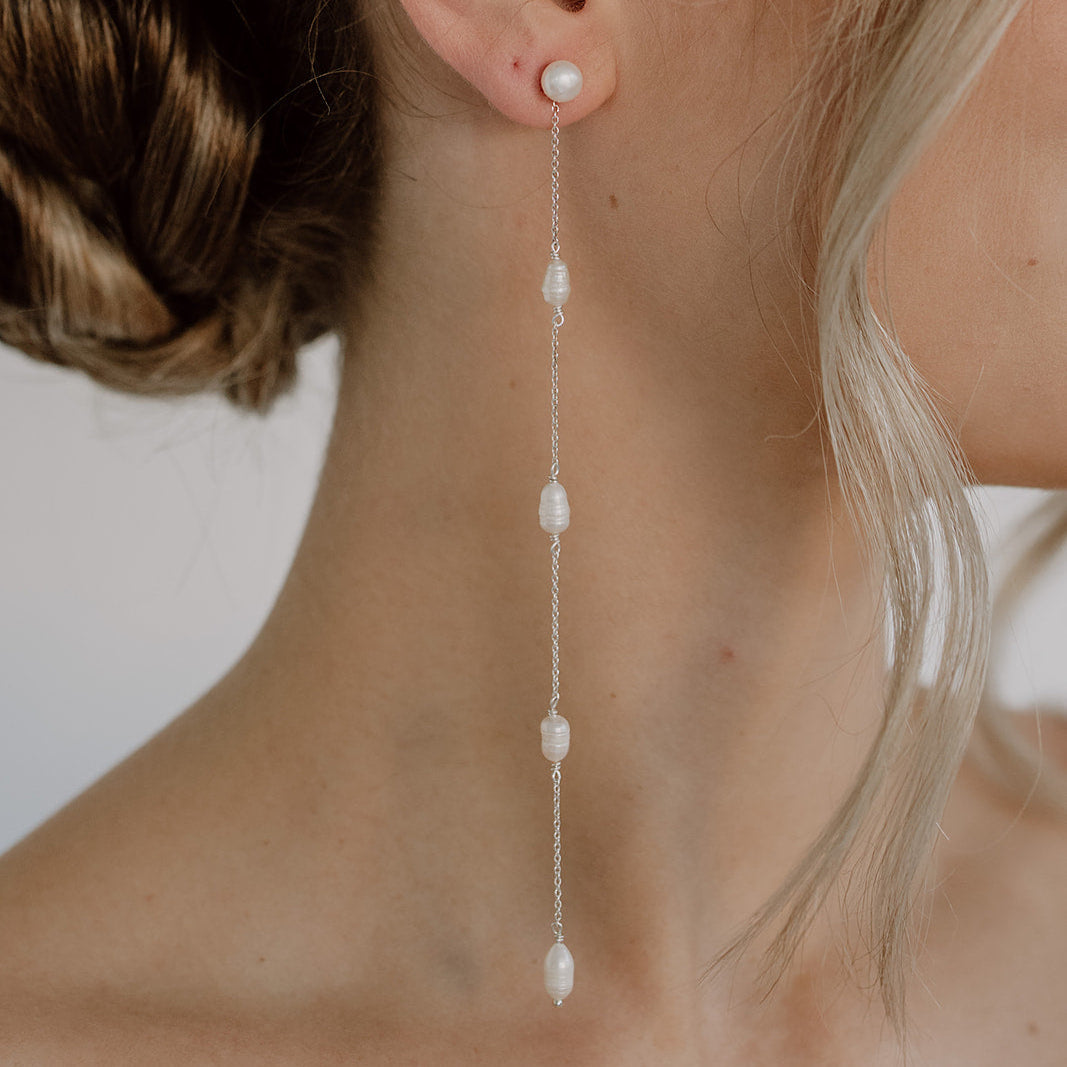 Maeve | Brautohrringe hängend mit kleinen Perlen lang