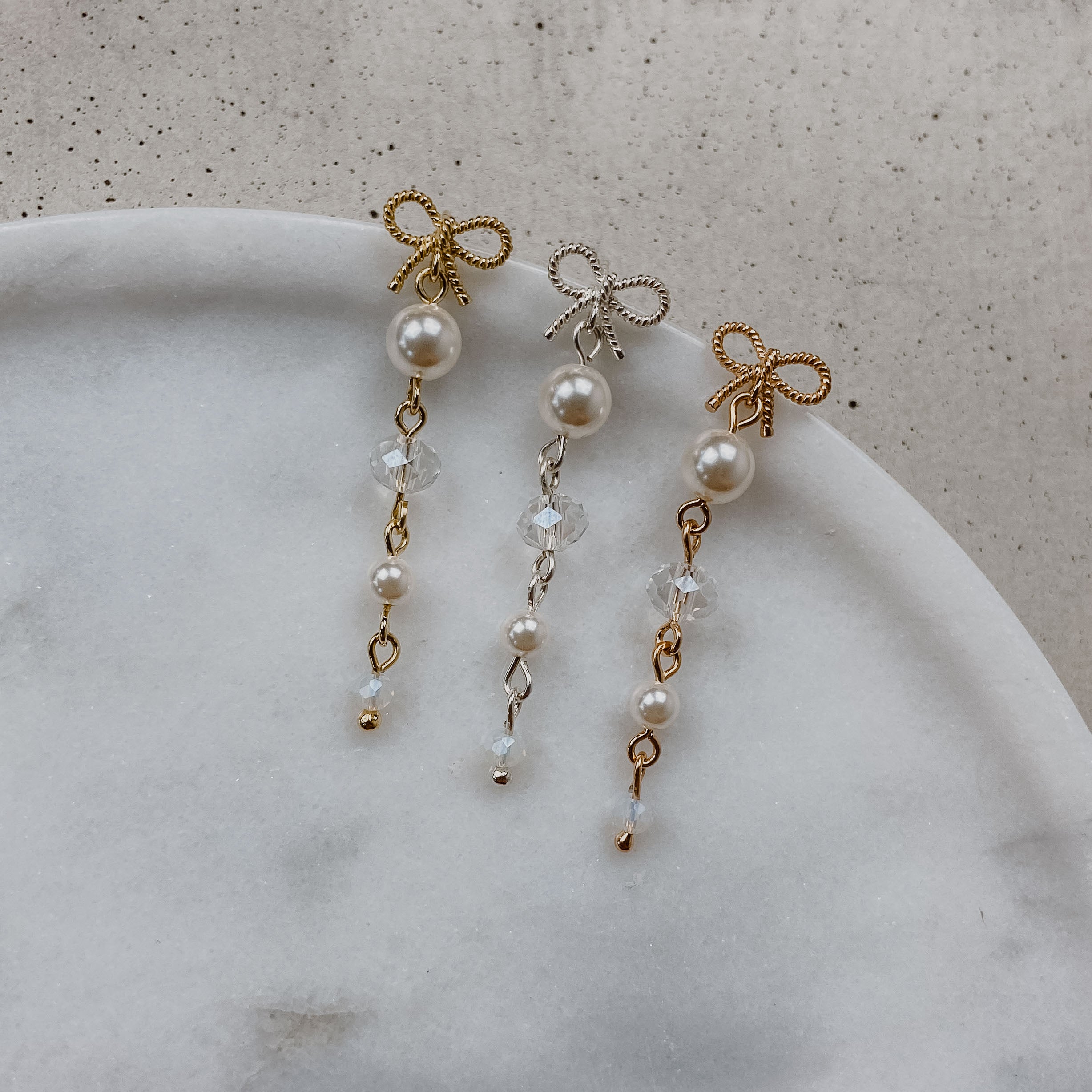 Pauli | Brautohrringe mit Schleife - Kristallperlen und Perle