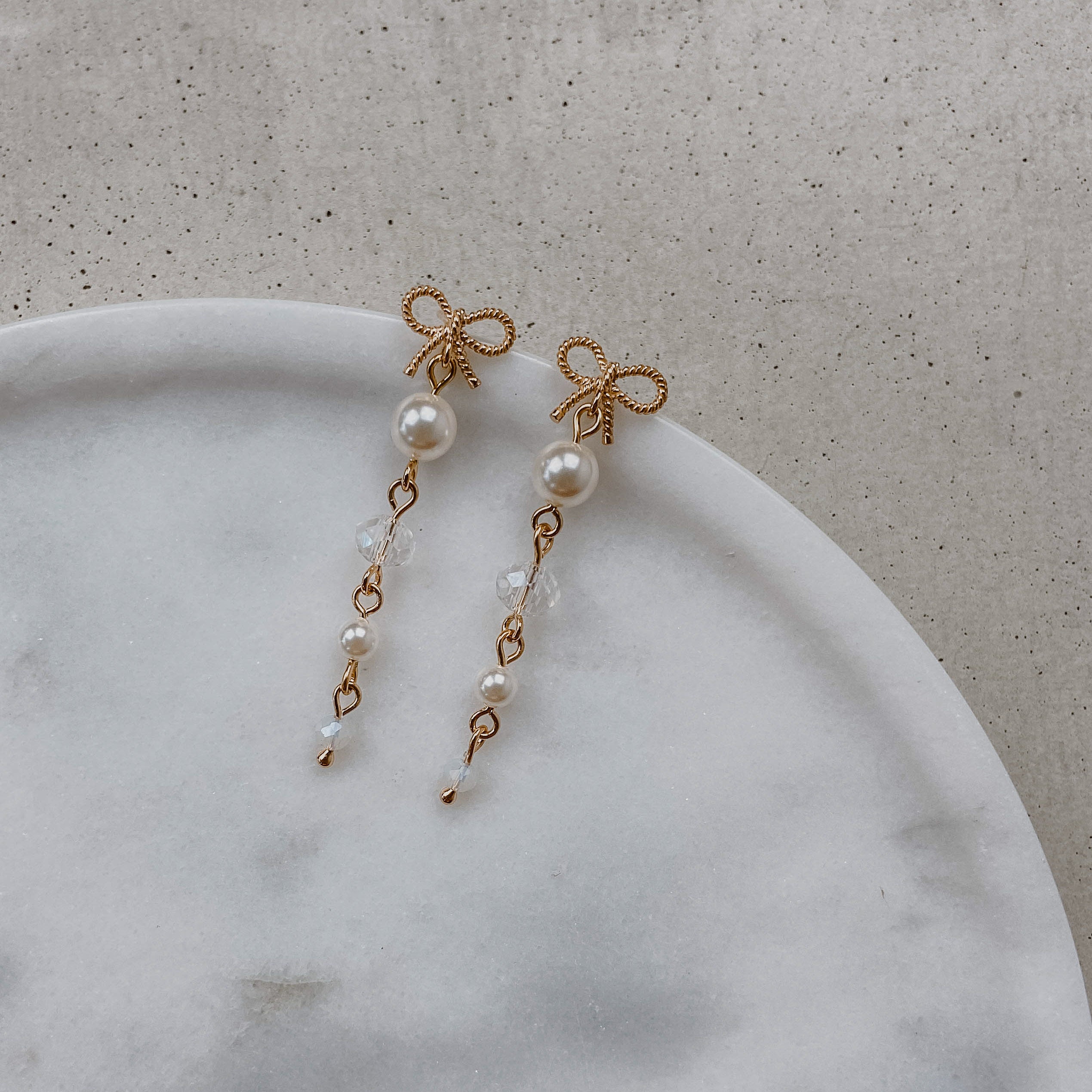 Pauli | Brautohrringe mit Schleife - Kristallperlen und Perle