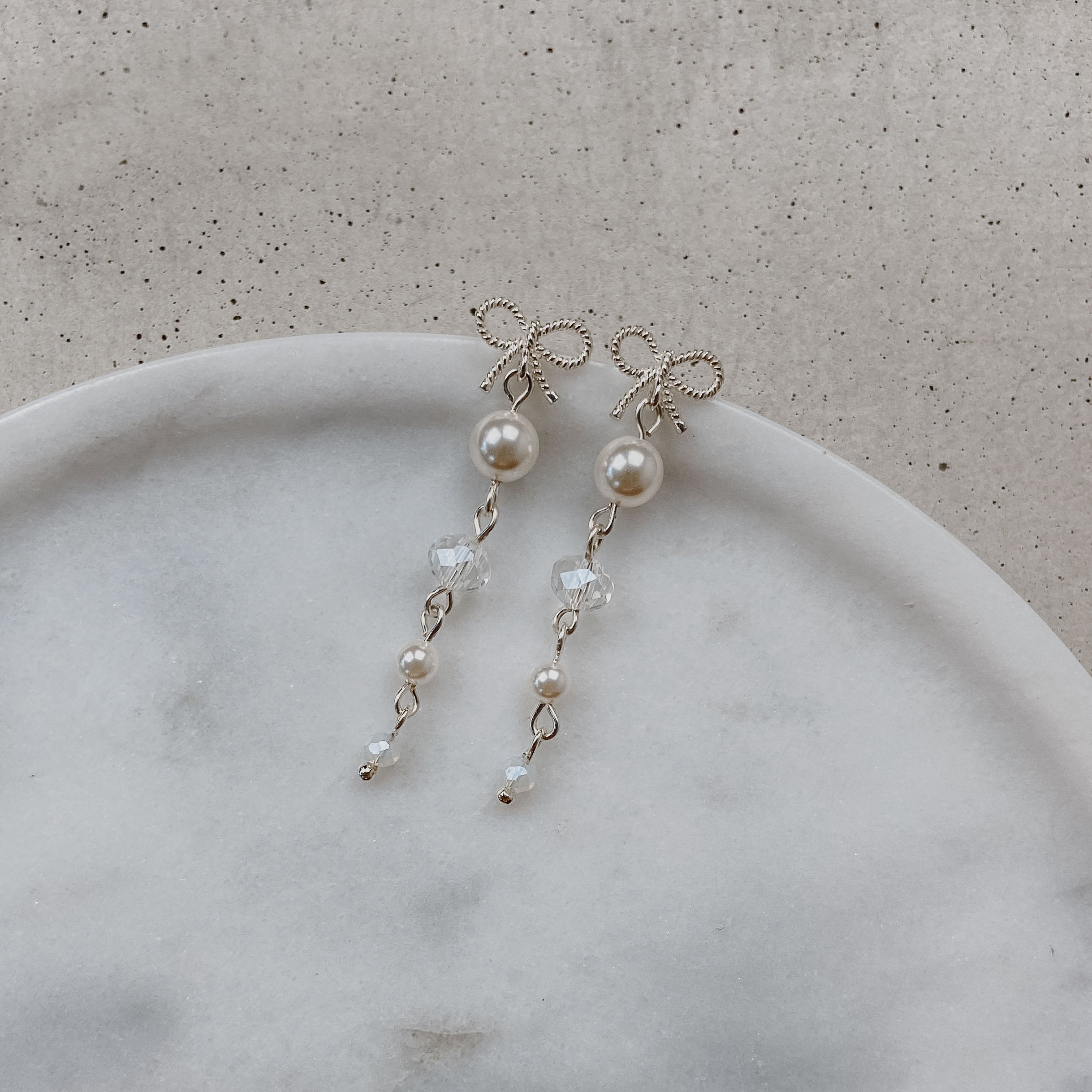 Pauli | Brautohrringe mit Schleife - Kristallperlen und Perle