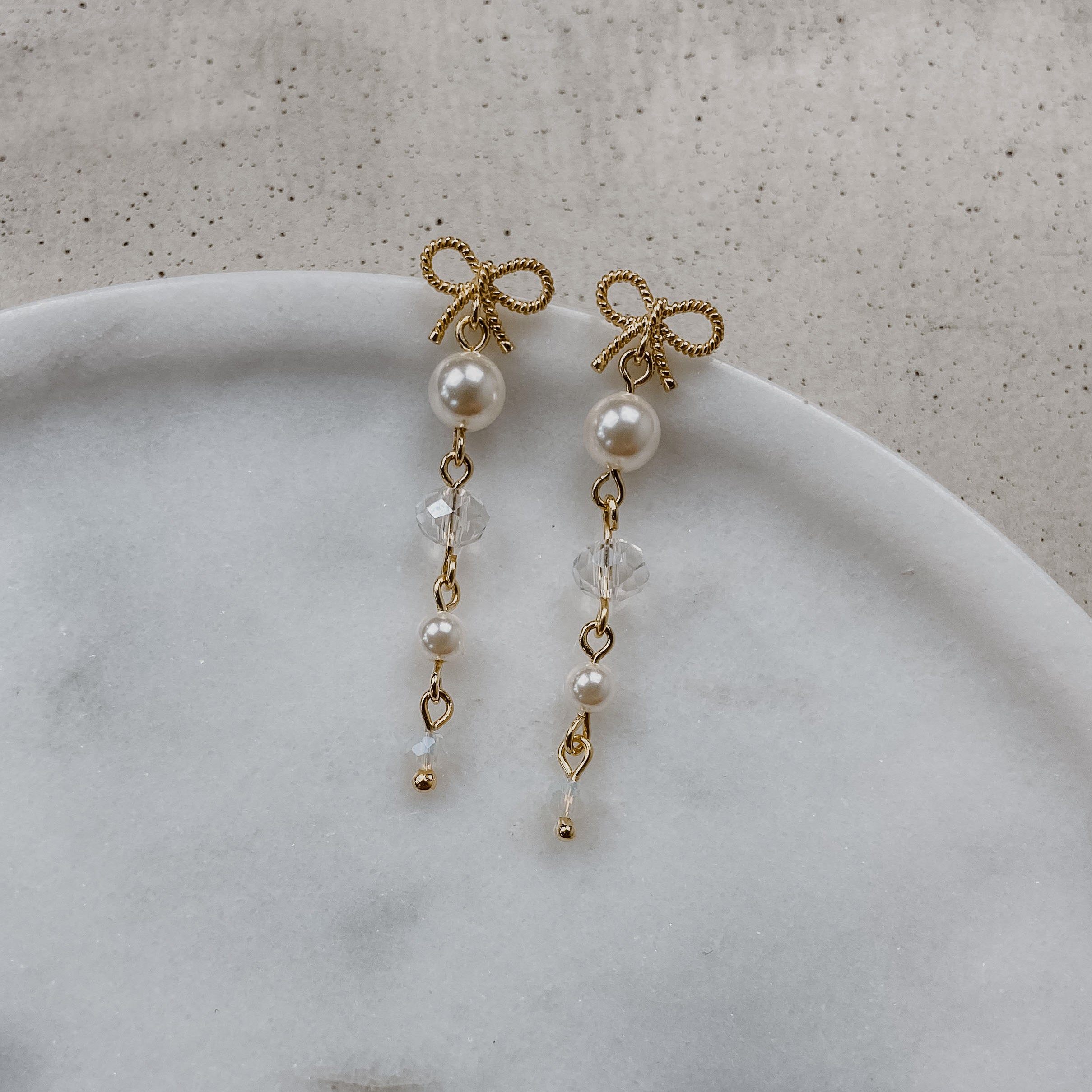 Pauli | Brautohrringe mit Schleife - Kristallperlen und Perle