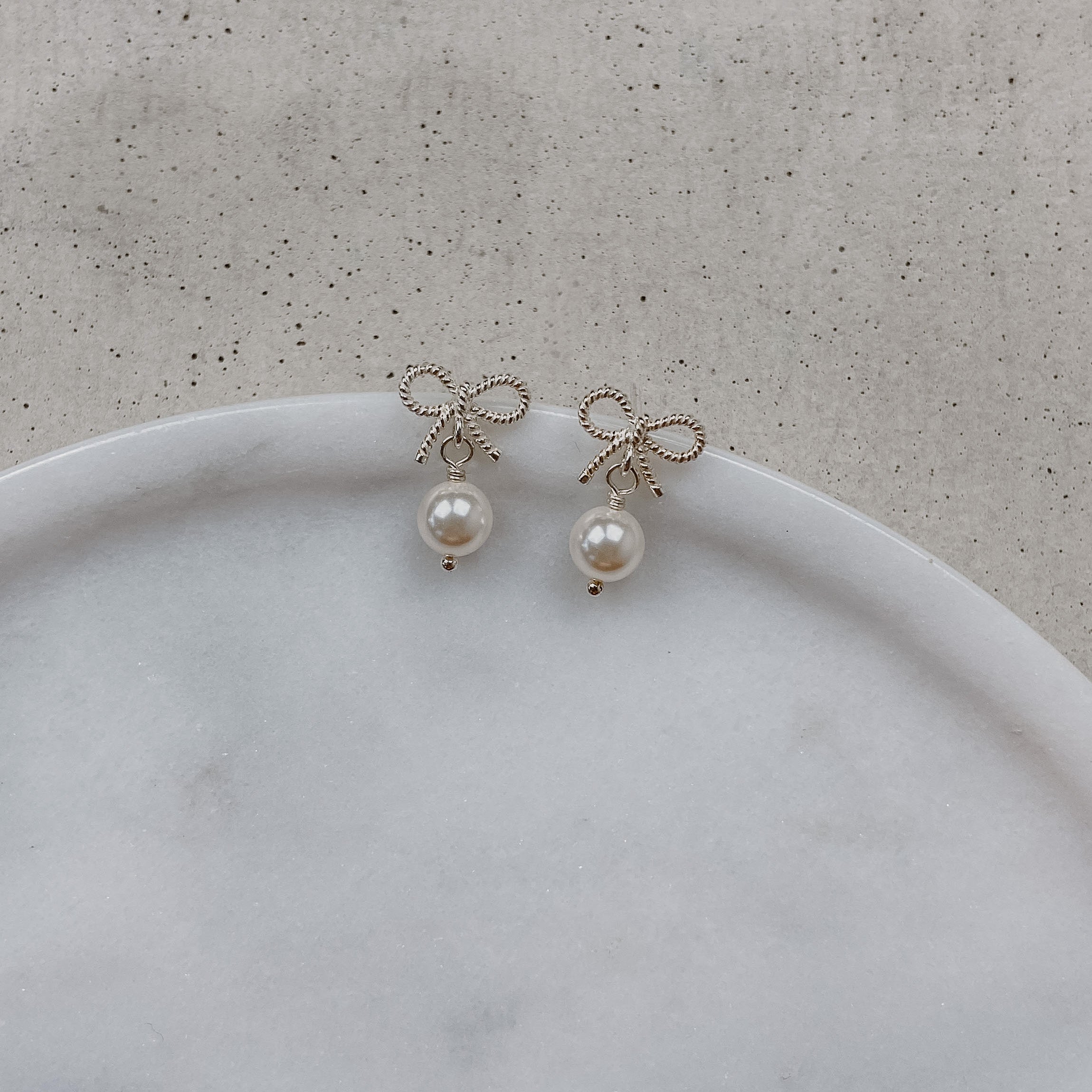 Pinella | Brautohrringe - Ohrringe mit Schleife und Perle