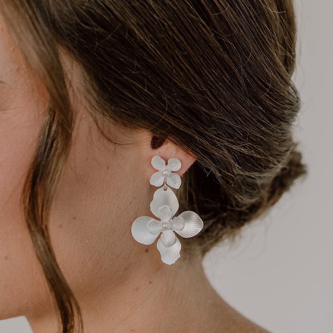 Vika Statement Ohrringe Hochzeit mit Blüten in der Farbe Silber, 22215