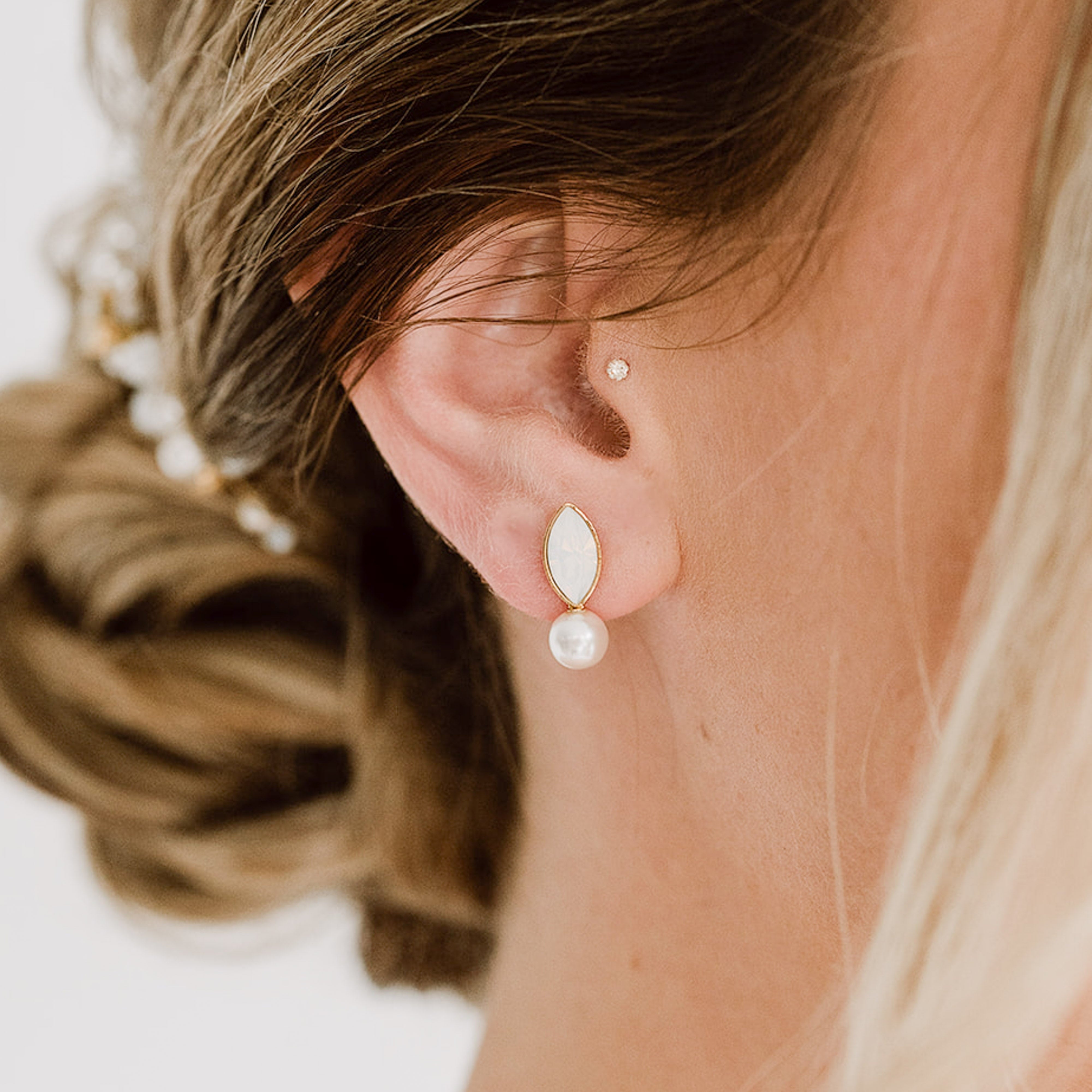 Kylie | Brautohrstecker mit Perle und Kristall