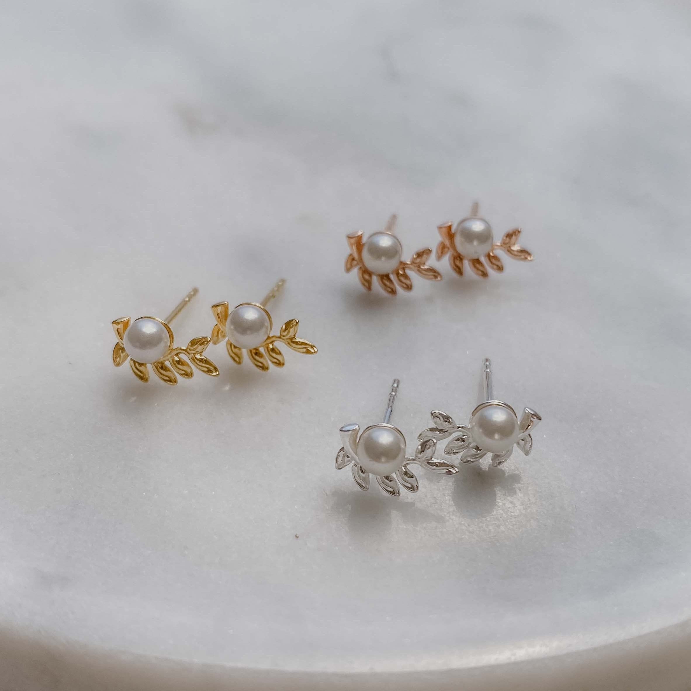 Brautohrring Resi mit Blatt und Perle in der Farbe Gold, 21195