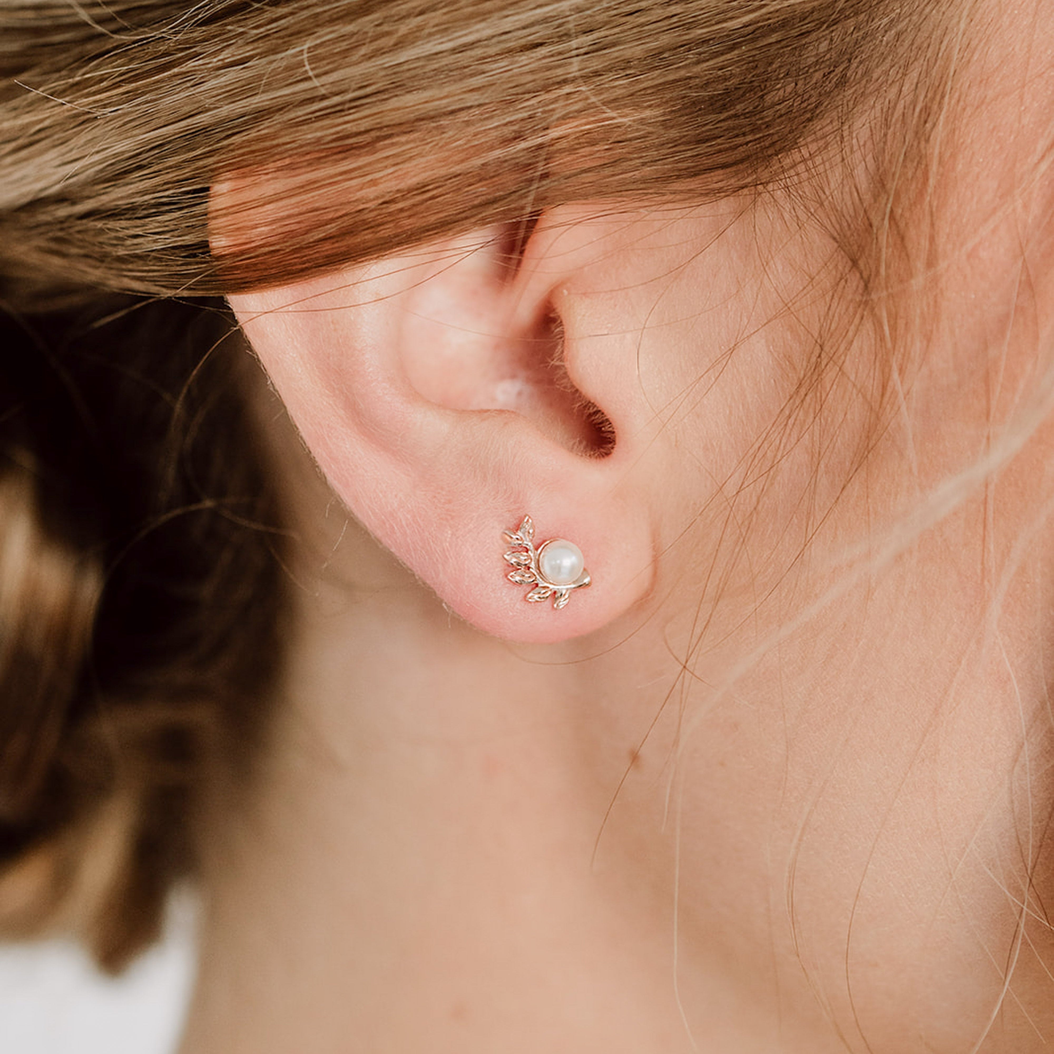 Resi | Brautohrstecker mit Blättern und Perle