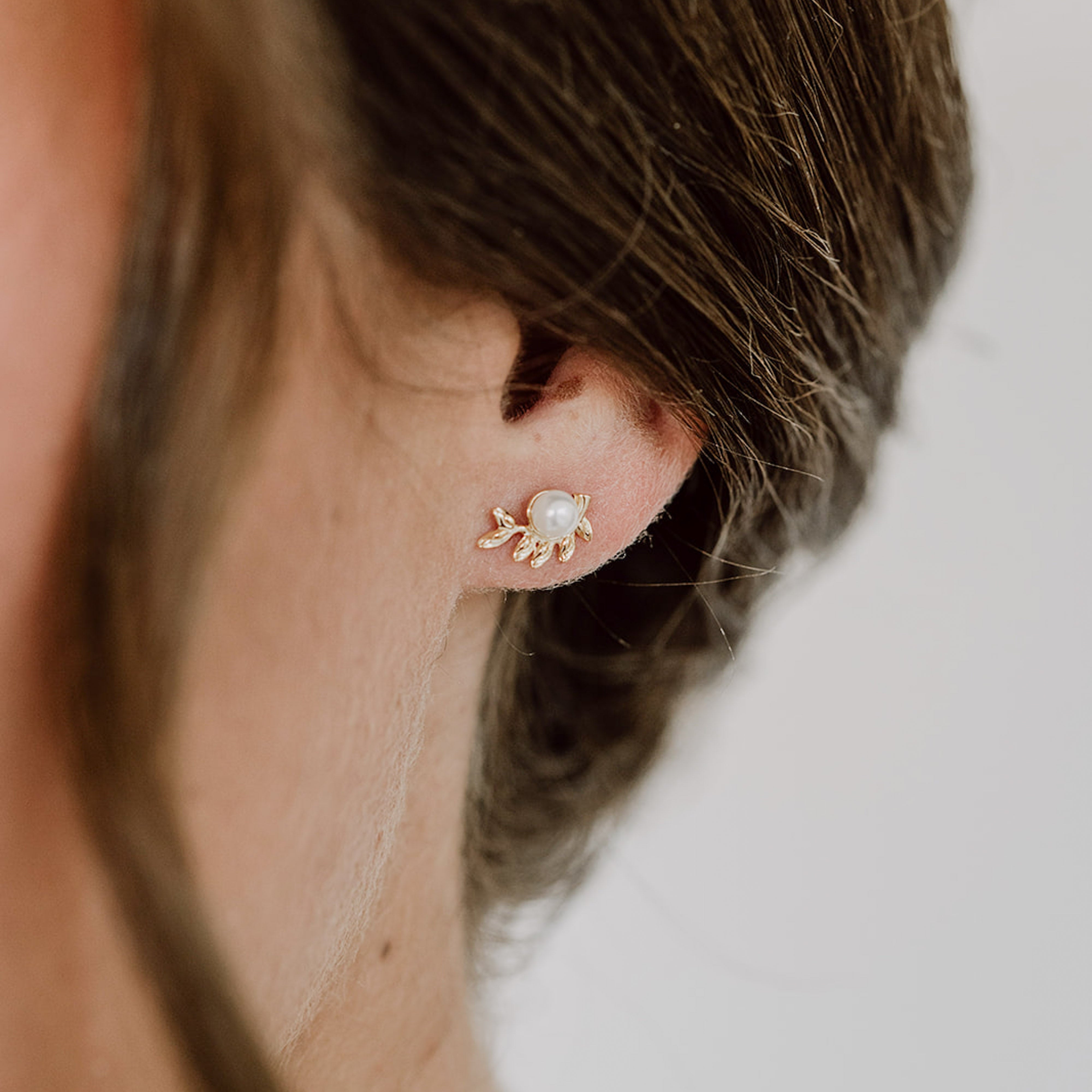 Resi | Brautohrstecker mit Blättern und Perle