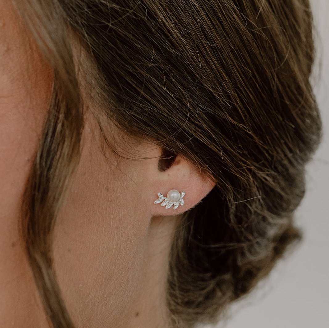 Brautohrring Resi mit Blatt und Perle in der Farbe Silber, 21194
