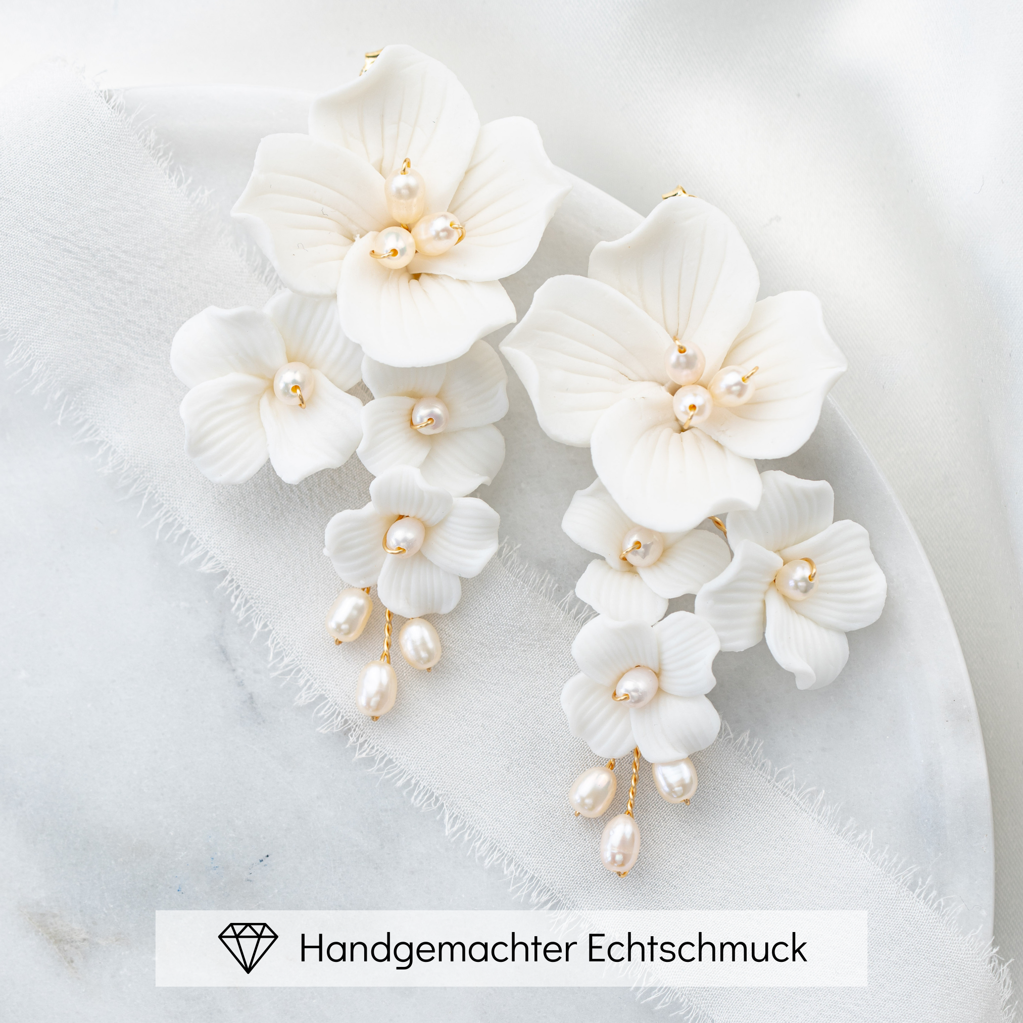 Coco | Brautohrringe mit weißen Blüten und echten Perlen