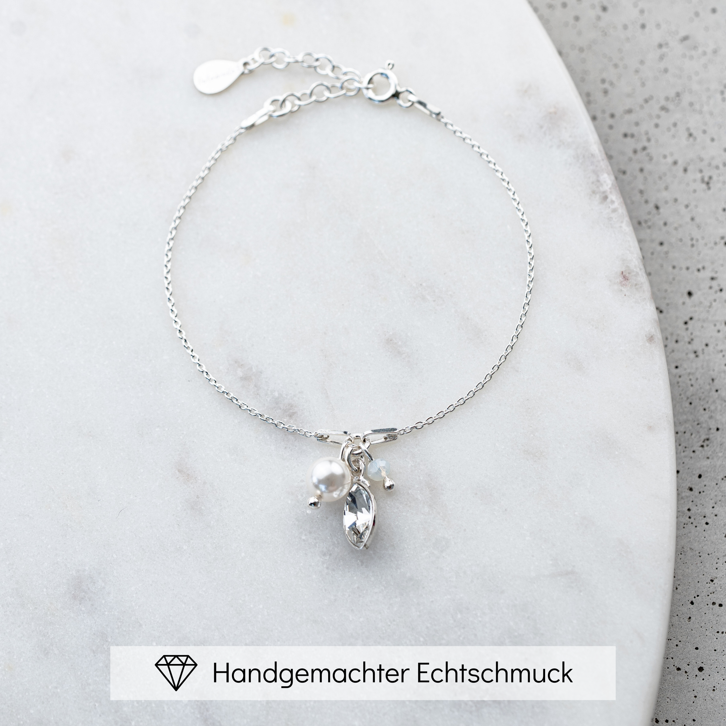 Kylie II | Brautarmband Hochzeit mit Perlen und Kristallen