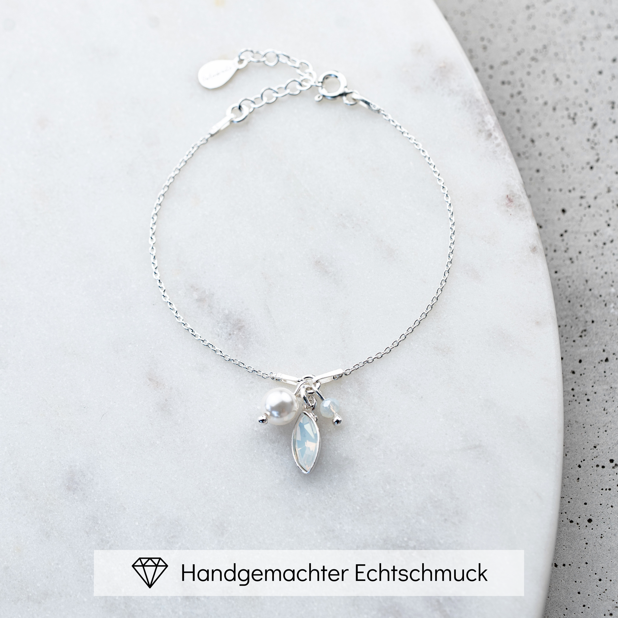 Kylie II | Brautarmband Hochzeit mit Perlen und Kristallen