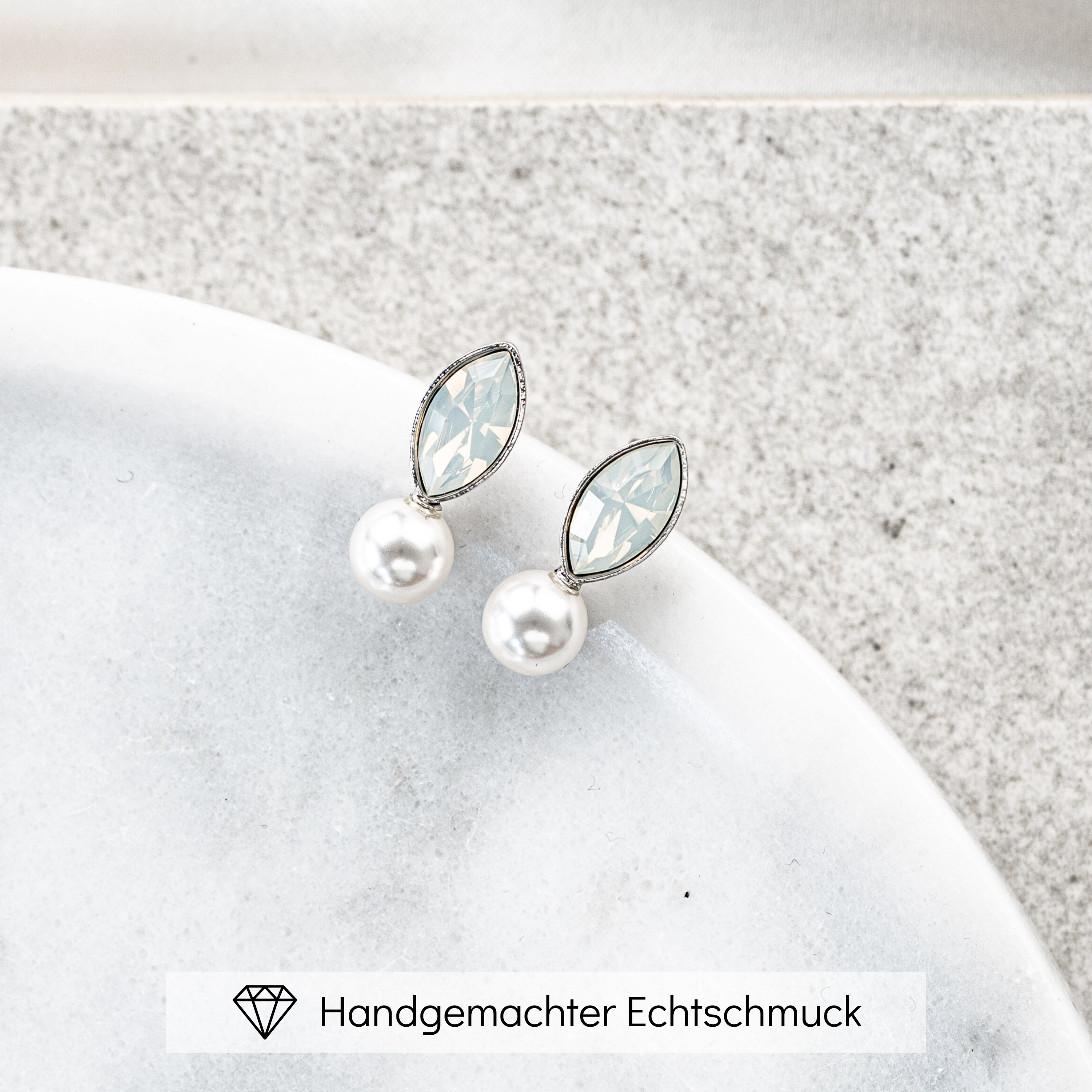 Kylie | Brautohrstecker mit Perle und Kristall