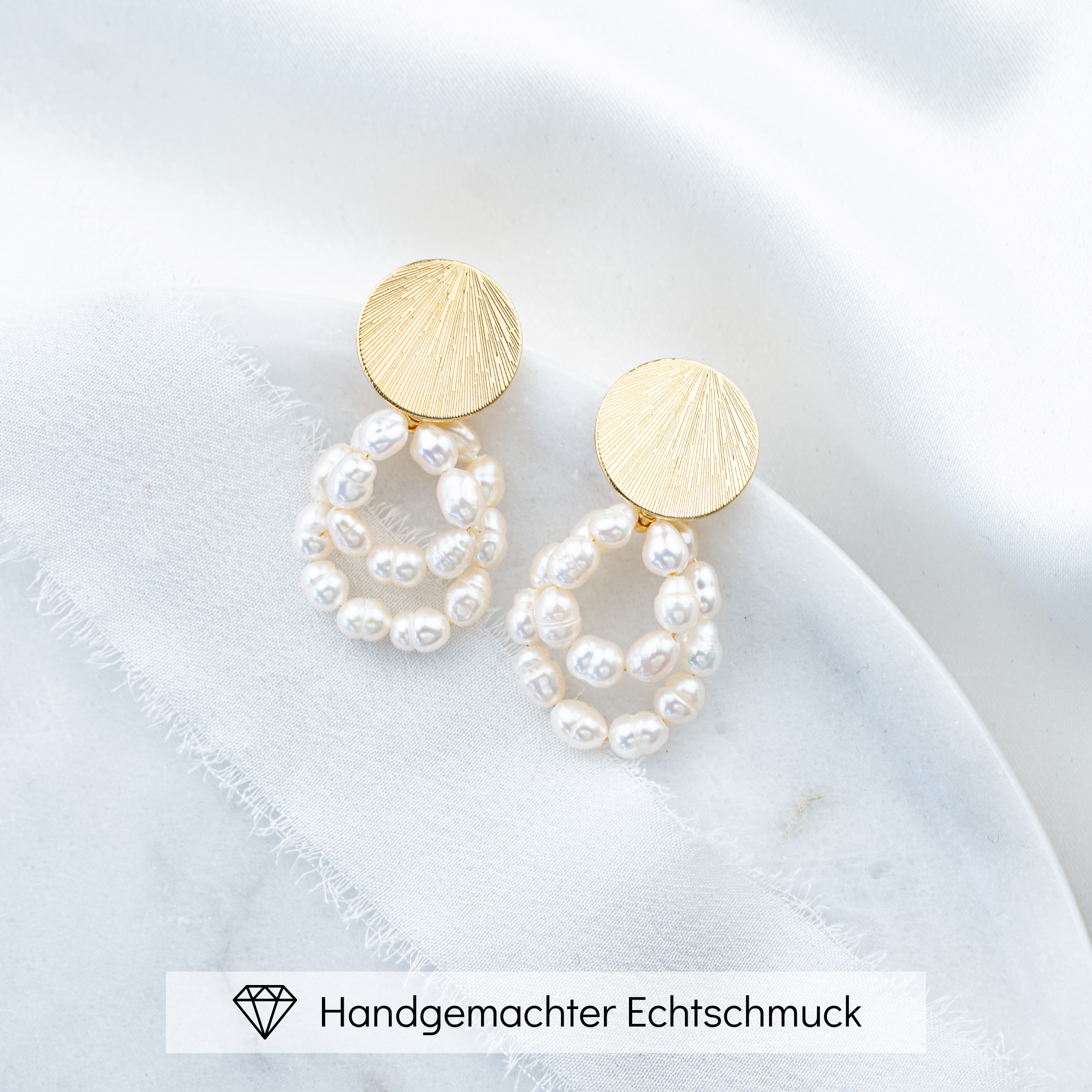 Solea | Ohrringe Hochzeit mit kleinen, echten Perlen hängend