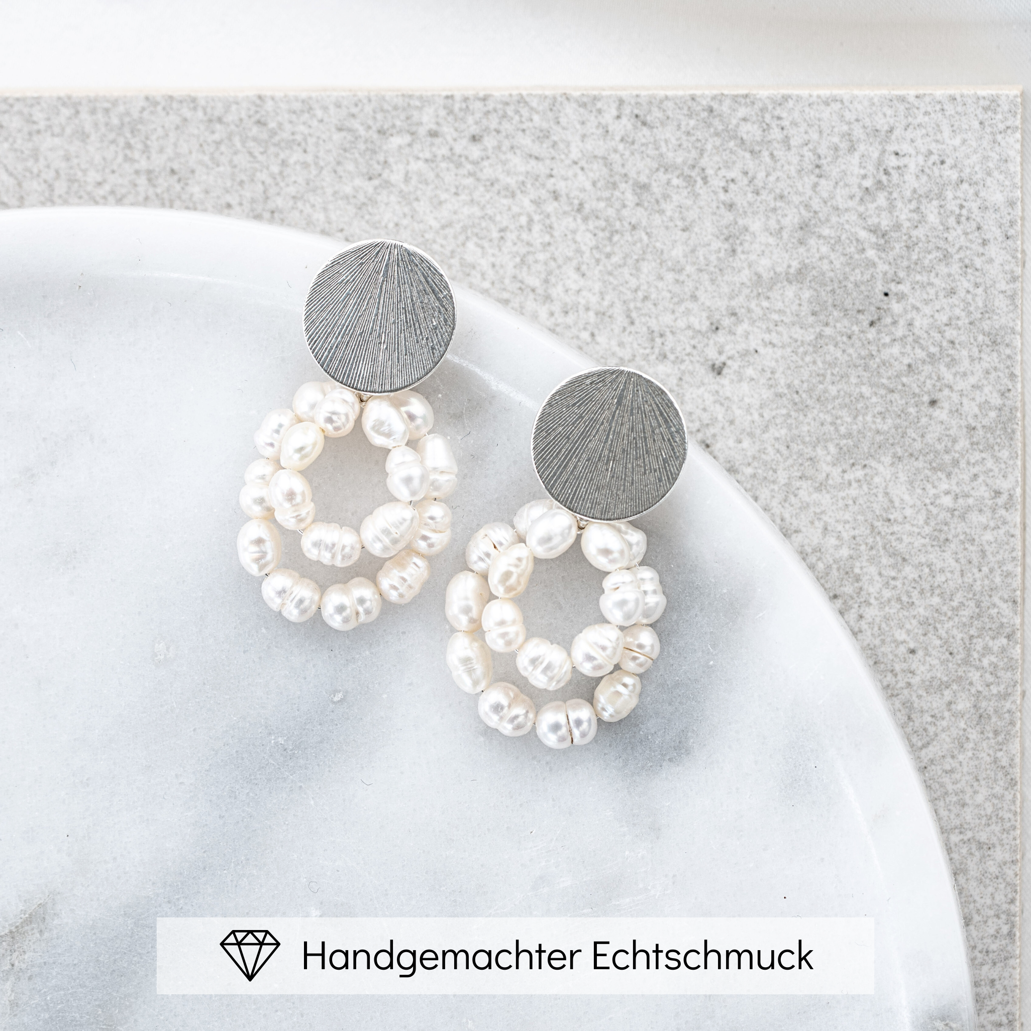 Solea | Ohrringe Hochzeit mit kleinen, echten Perlen hängend
