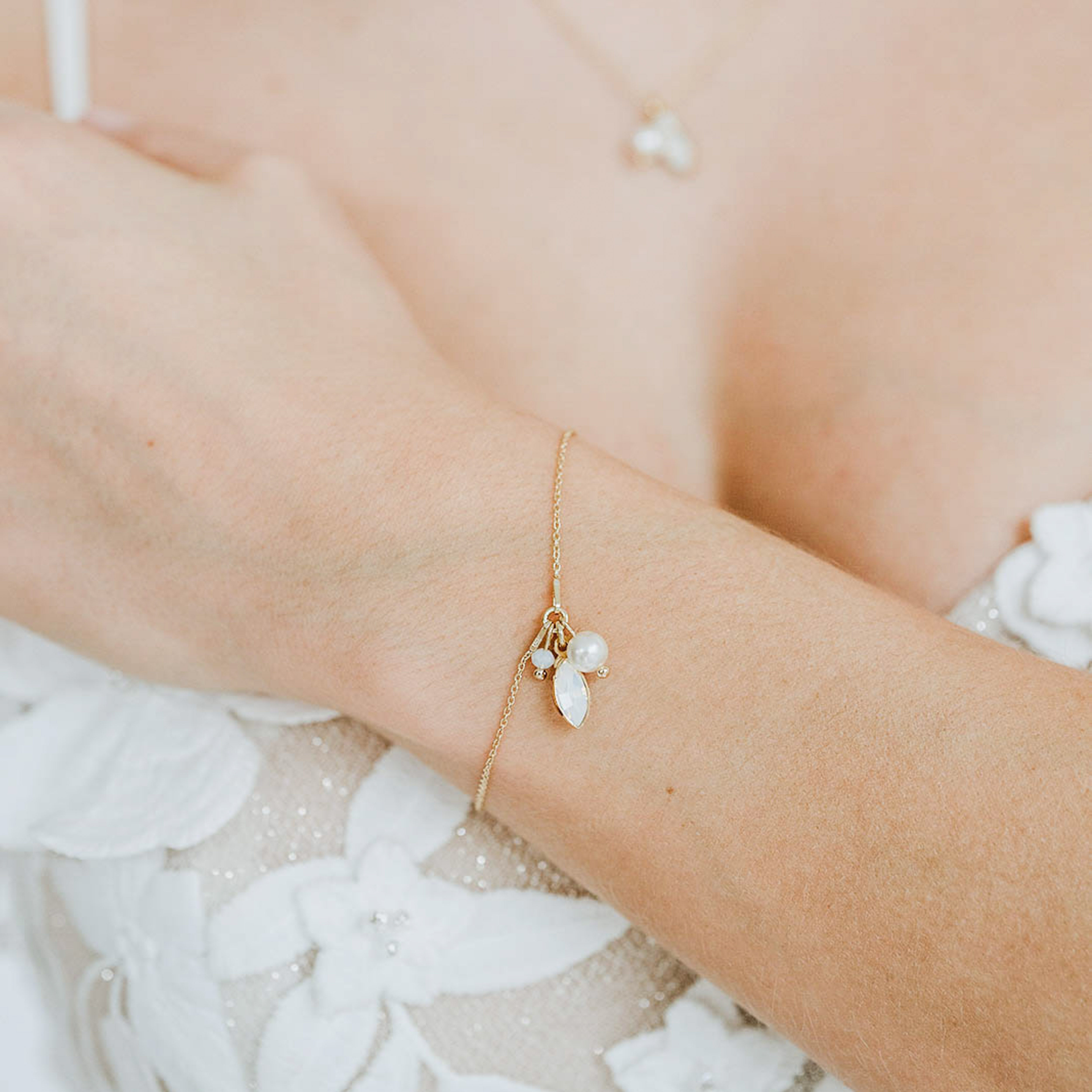 Kylie II | Brautarmband Hochzeit mit Perlen und Kristallen
