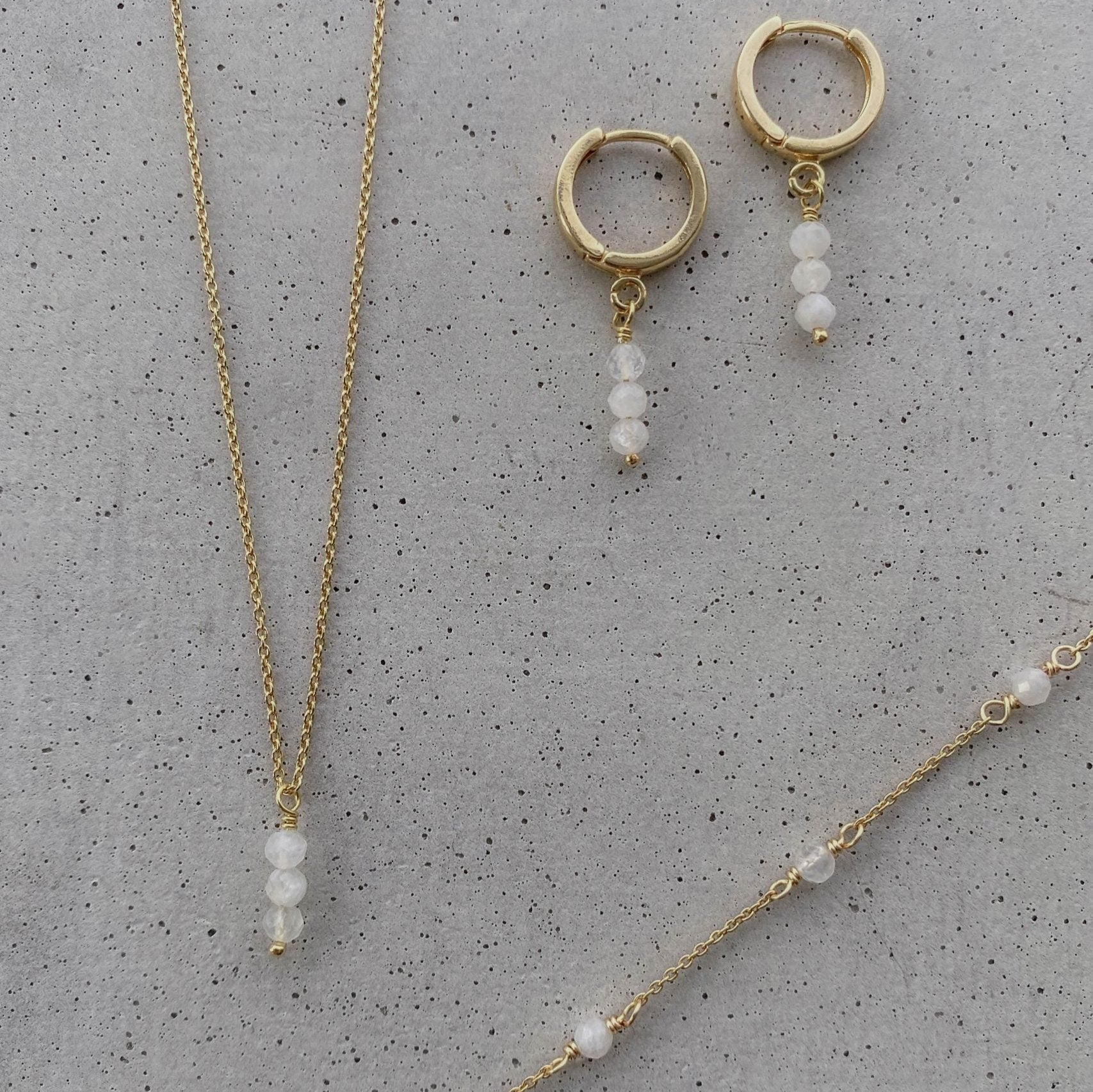 Luna Brautarmband mit Mondsteinen in der Farbe Gold