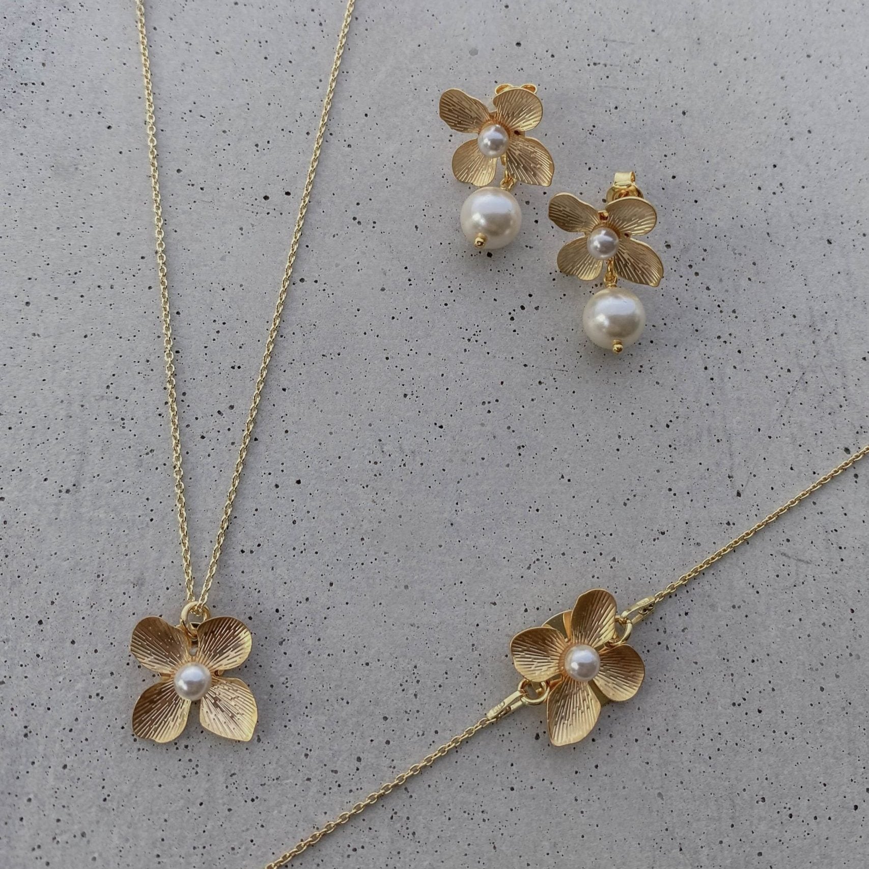 Victoria Armband Hochzeit mit Blüte und Blume dezent in der Farbe Gold