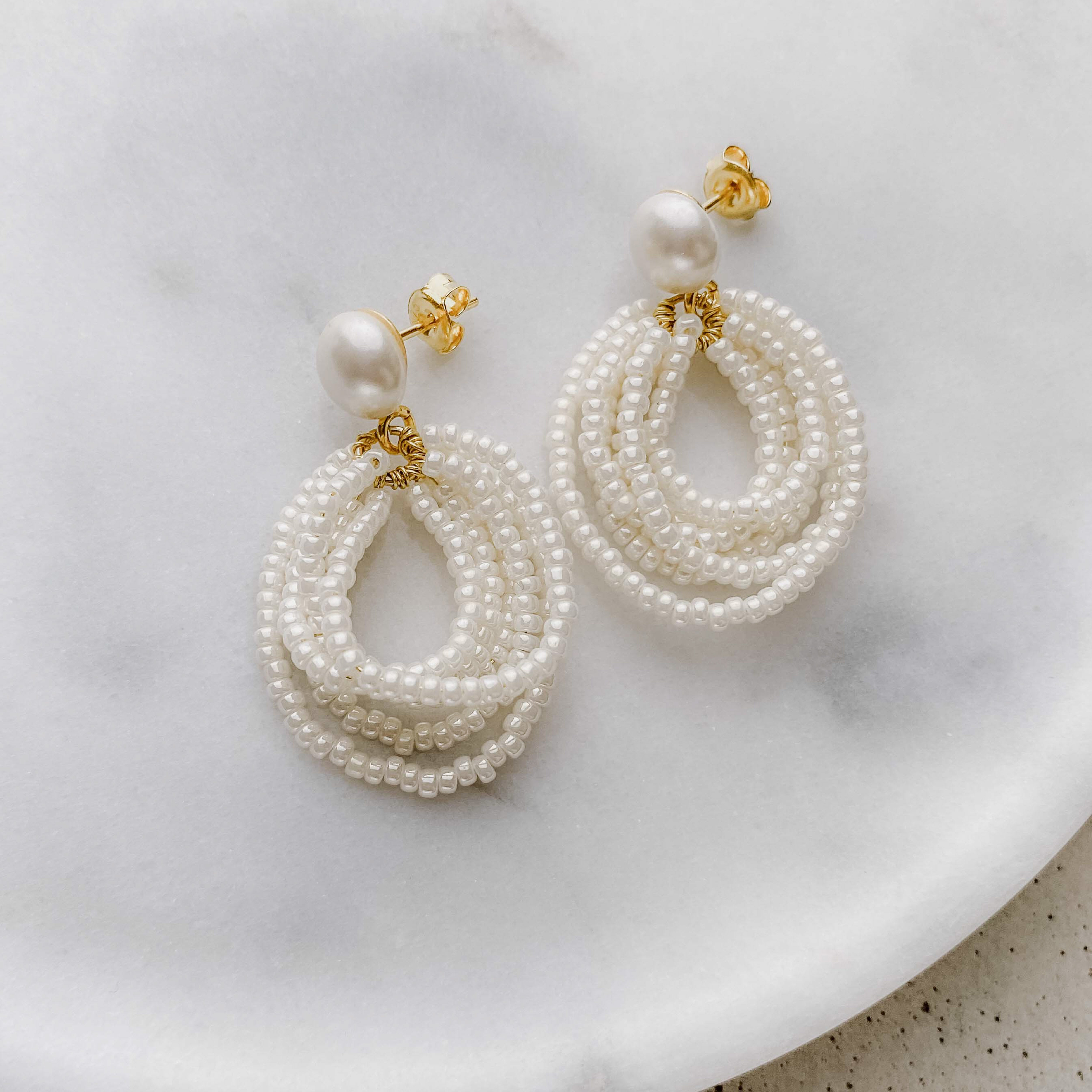 Gigi | Brautohrringe mit kleinen Perlen