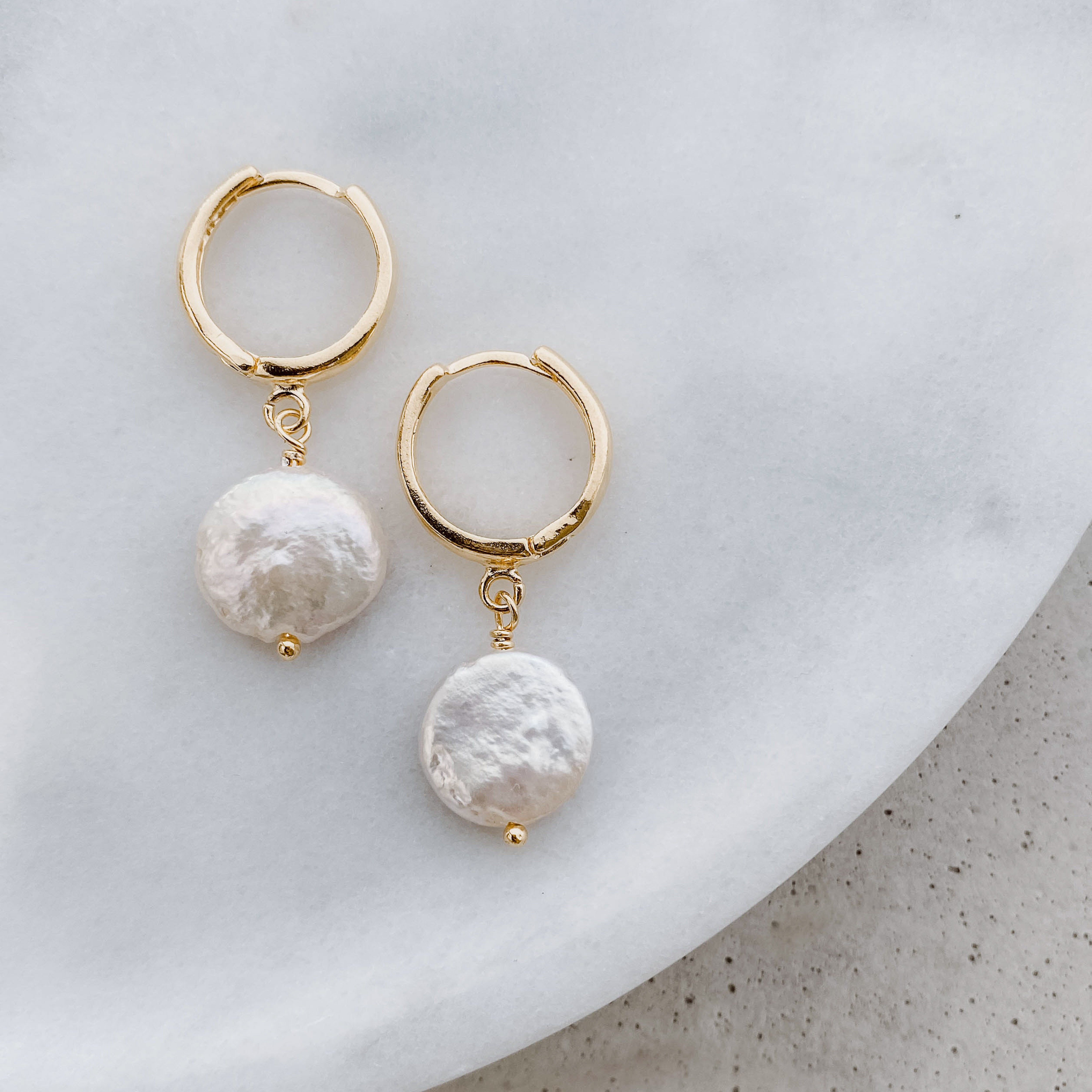 Clara | Ohrringe Hochzeit - Creolen mit echter Perle