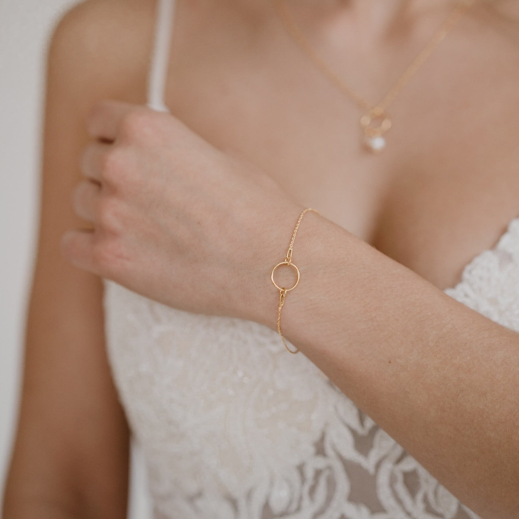 Toni Hochzeit Armband mit Kreis dezent in der Farbe Gold 