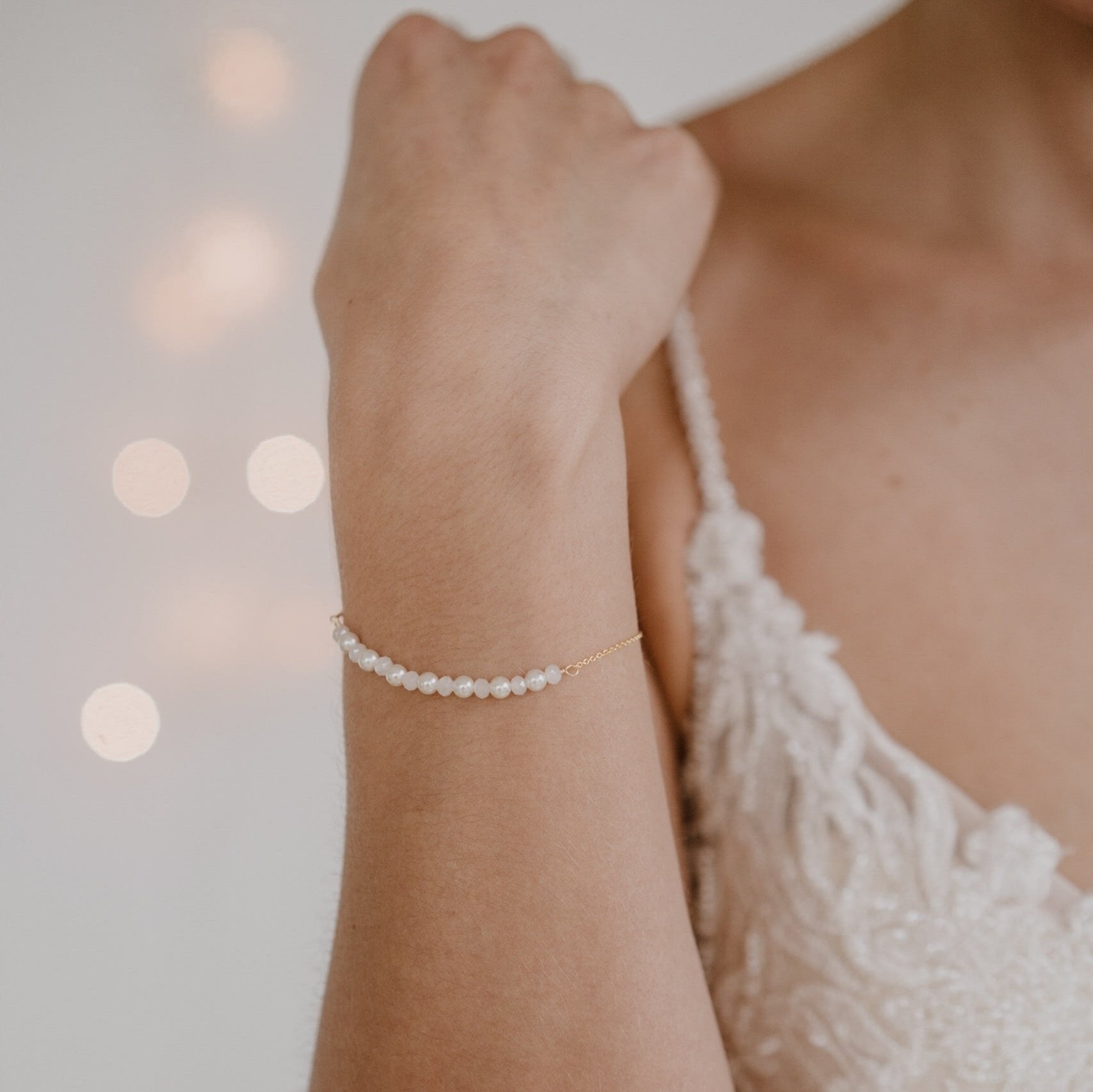 Mila Armband Hochzeit mit Perlen dezent, Perlenarmband Hochzeit in der Farbe Gold  