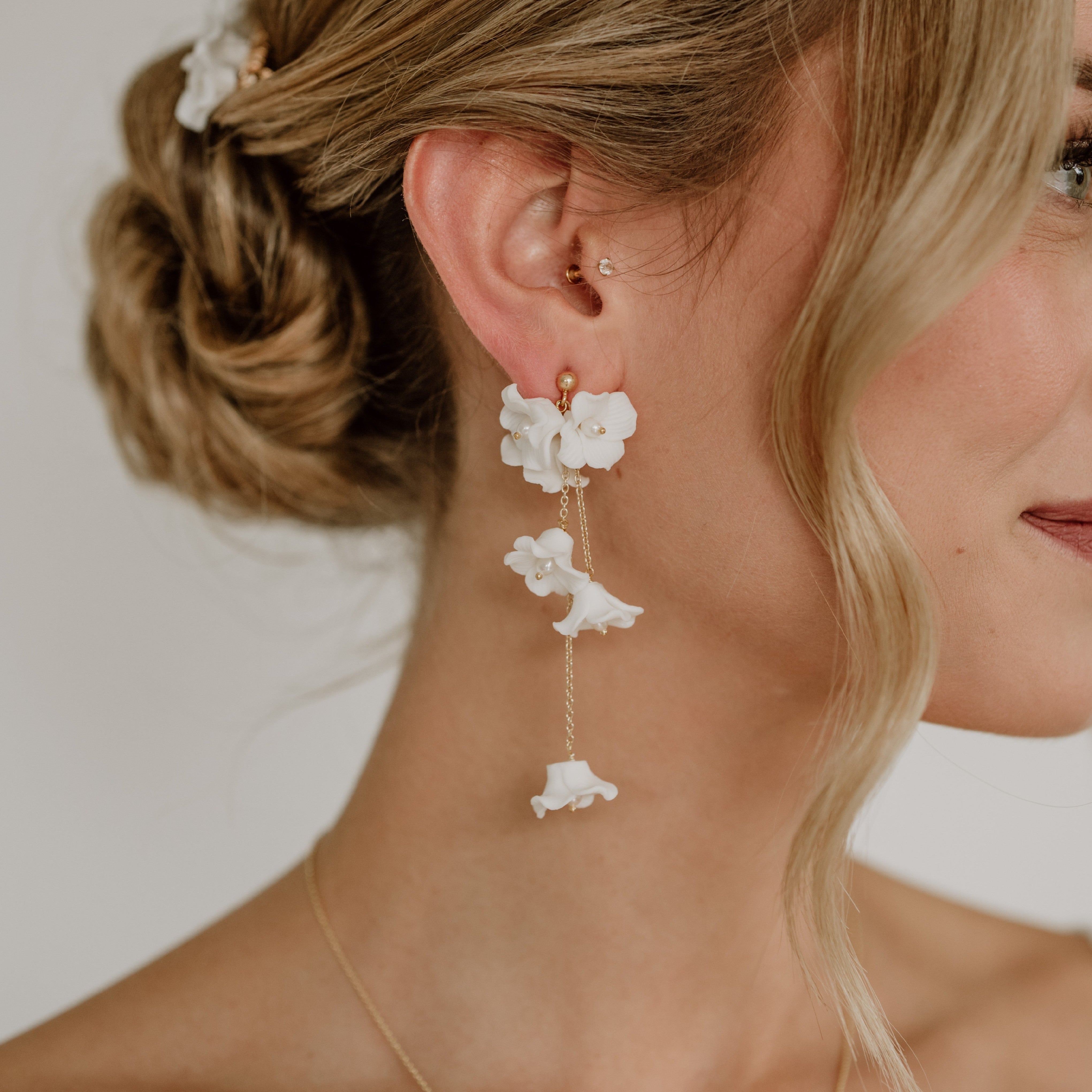 Coco hängend | Braut Ohrringe mit Blüten
