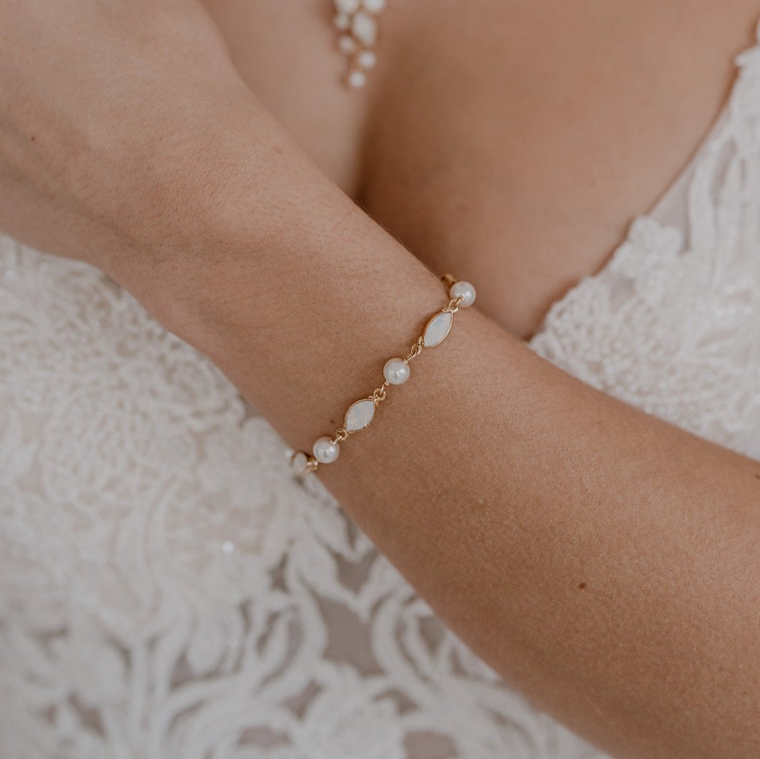 Kylie Armband Hochzeit mit Perlen und Kristallen in der Farbe Gold 