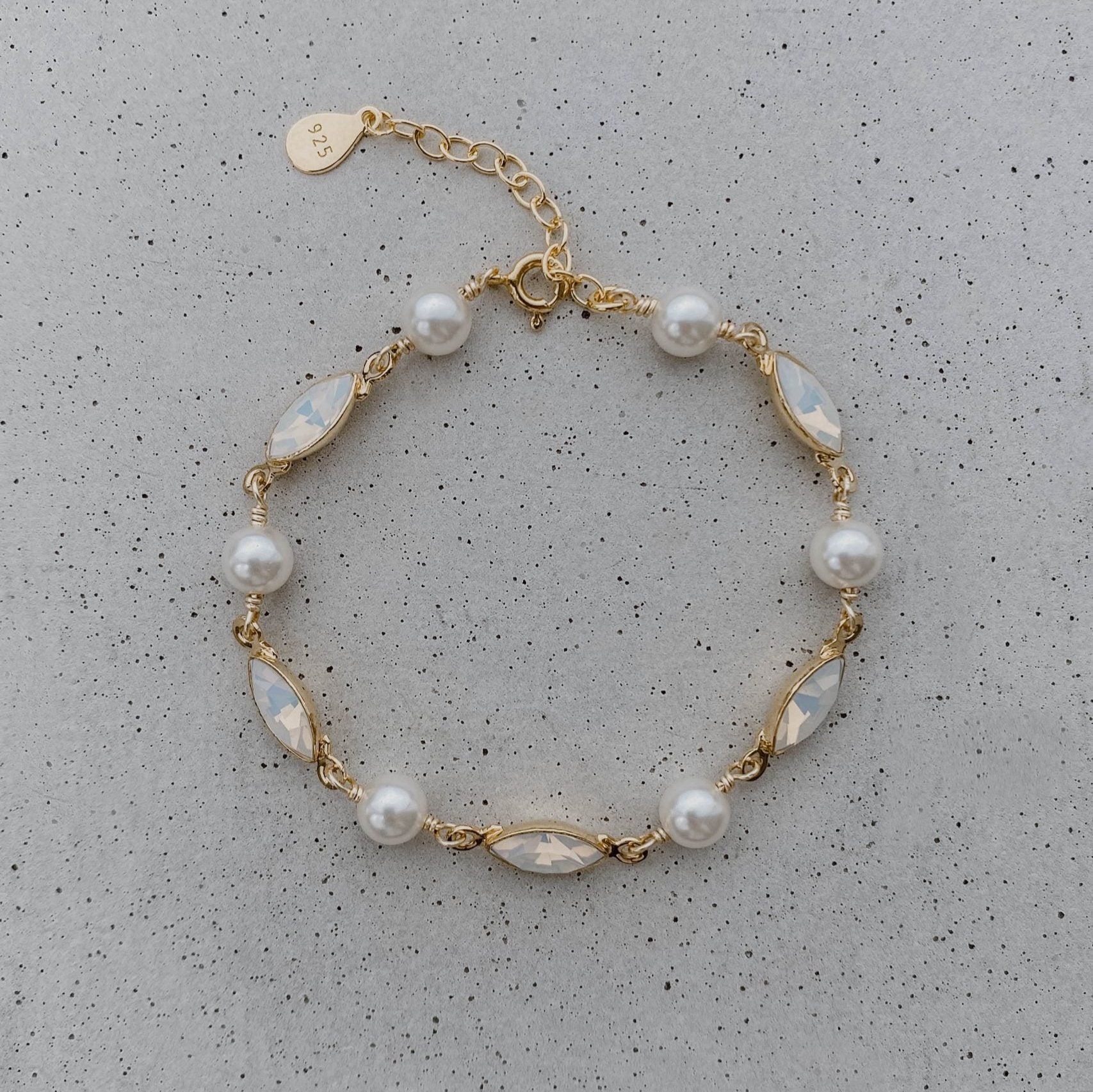 Kylie Armband Hochzeit mit Perlen und Kristallen in der Farbe Gold 