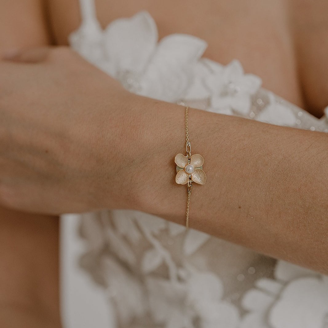 Victoria Armband Hochzeit mit Blüte und Blume dezent in der Farbe Gold 