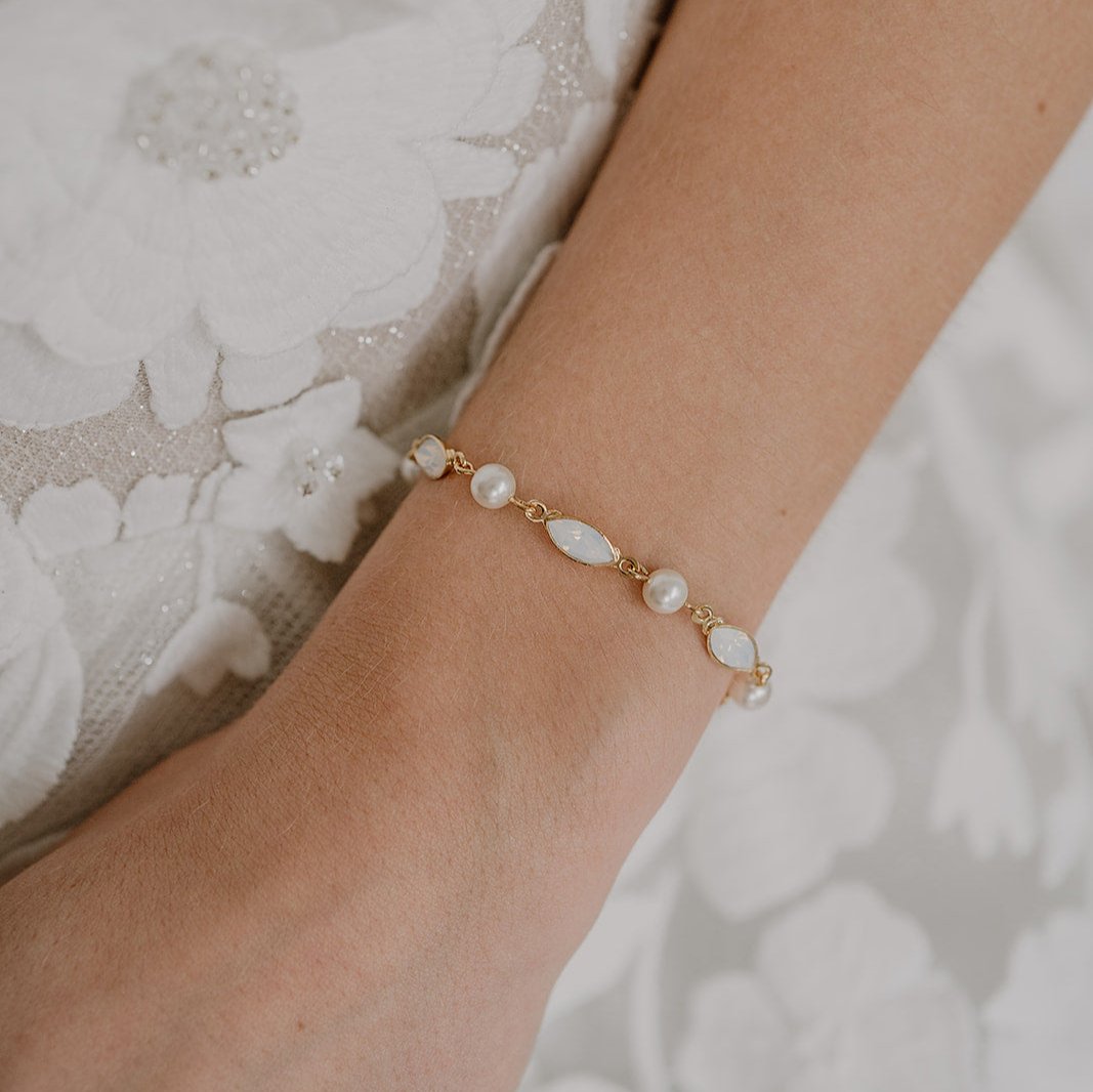 Kylie Armband Hochzeit mit Perlen und Kristallen in der Farbe Gold 