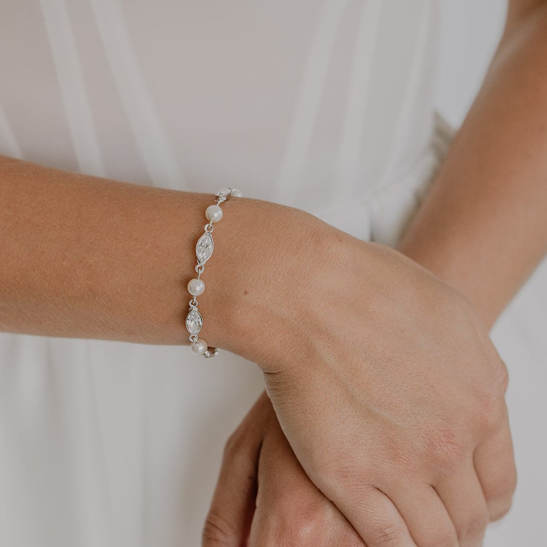 Kylie Armband Hochzeit mit Perlen und Kristallen in der Farbe Silber 