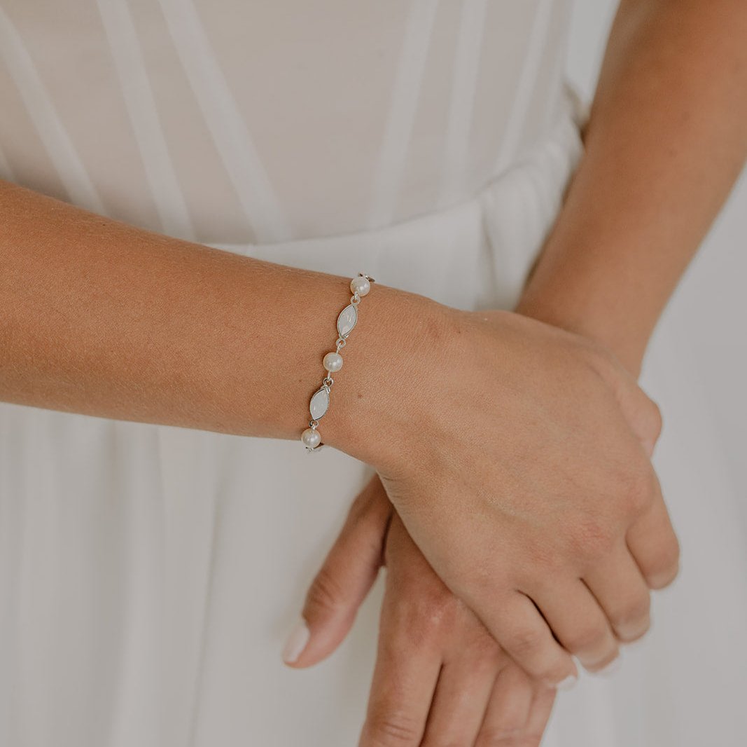 Kylie Armband Hochzeit mit Perlen und Kristallen in der Farbe Silber 