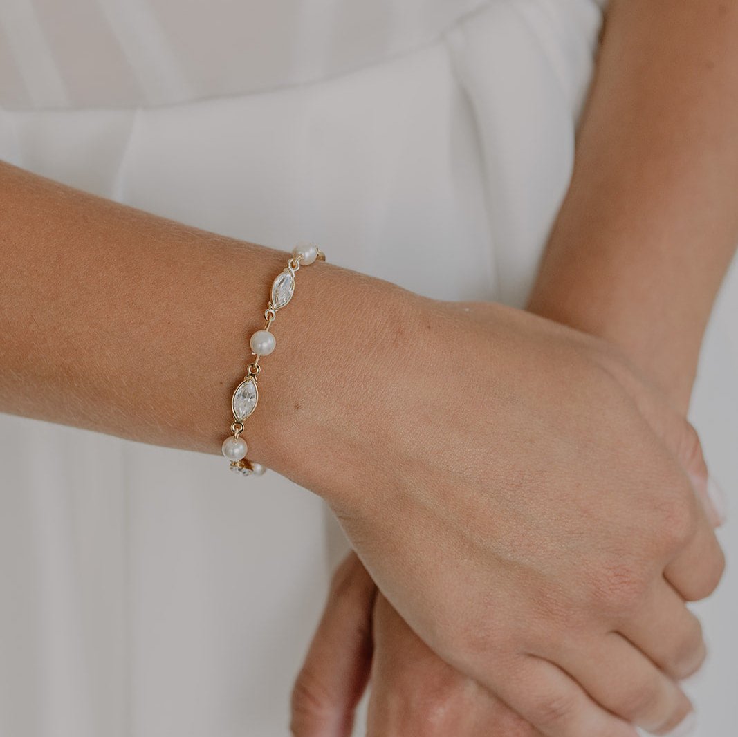 Kylie Armband Hochzeit mit Perlen und Kristallen in der Farbe Gold 