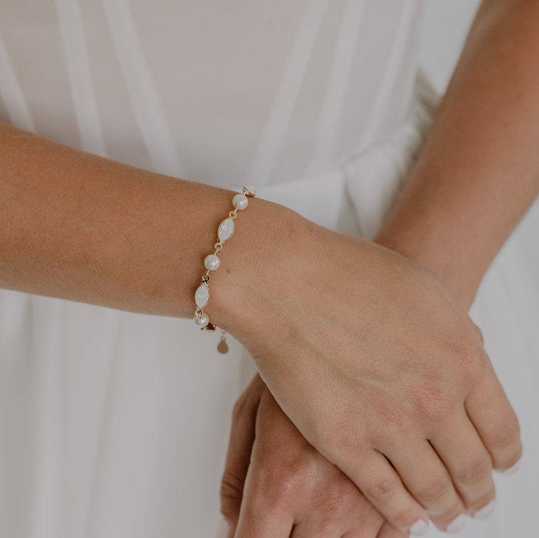 Kylie Armband Hochzeit mit Perlen und Kristallen in der Farbe Gold 