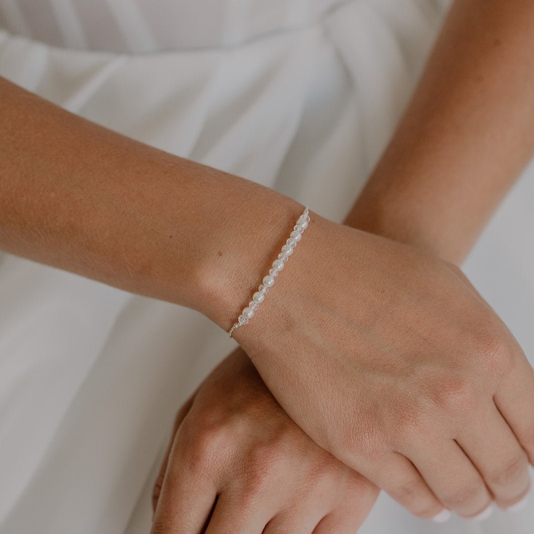 Mila Armband Hochzeit mit Perlen dezent, Perlenarmband Hochzeit in der Farbe Silber  